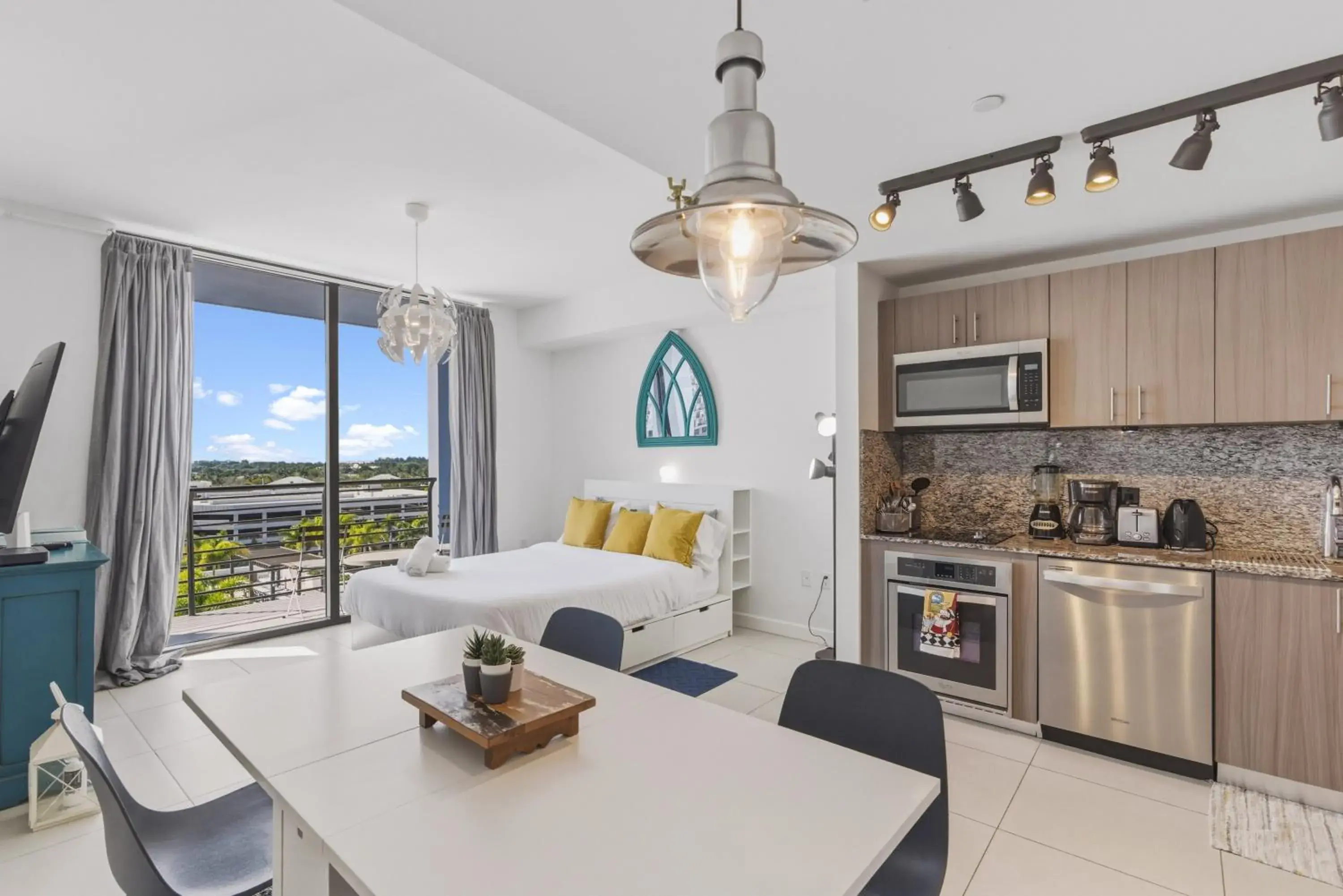 Modern Studio in Downtown Doral Modern Studio in Downtown Doral