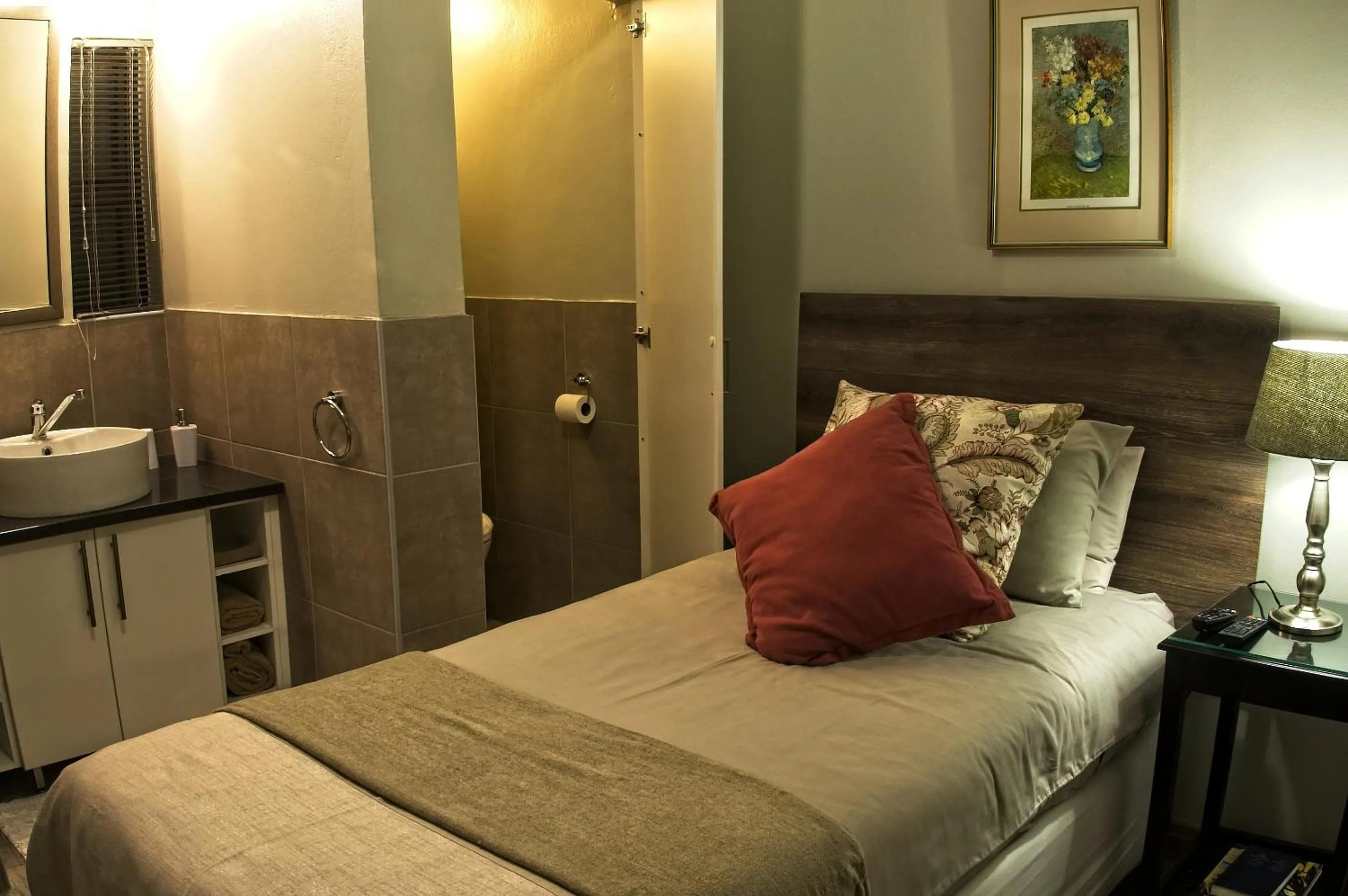 Single Room - single occupancy in Rest-a-While Guest House - Pretoria