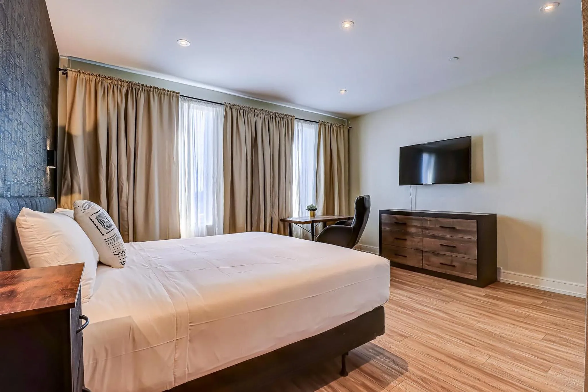 Dream Suites Near YYZ Airport
