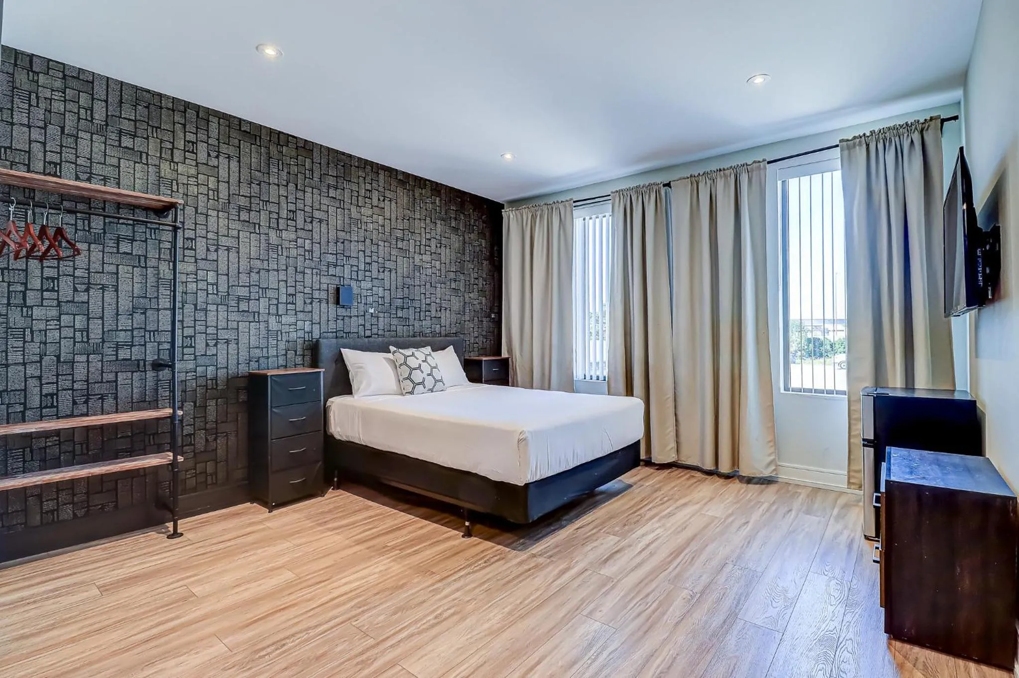 Dream Suites Near YYZ Airport