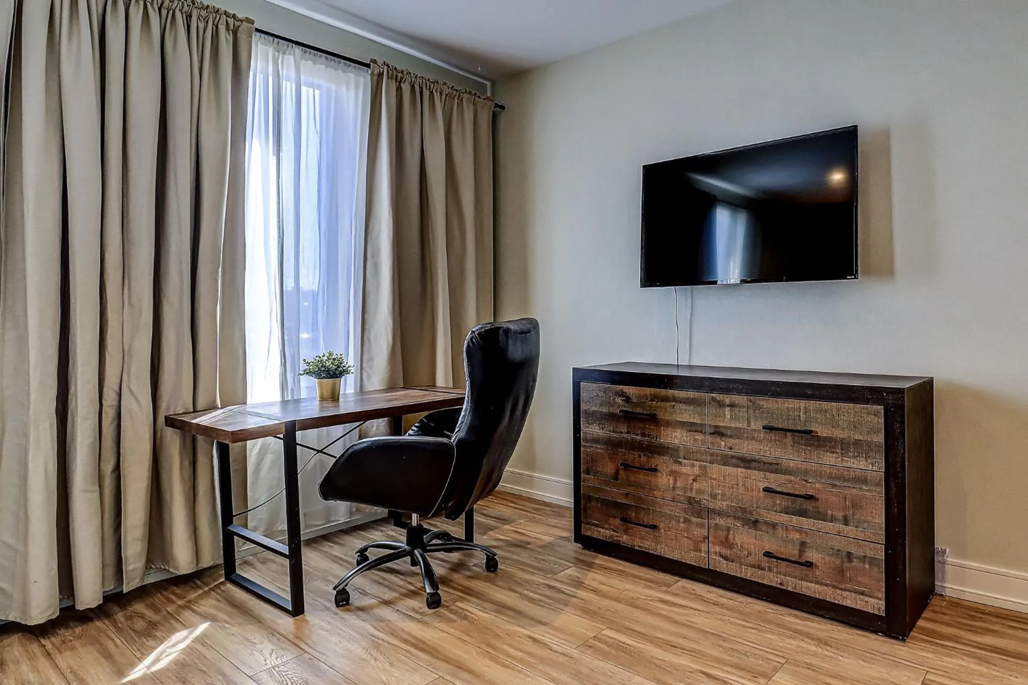 Dream Suites Near YYZ Airport