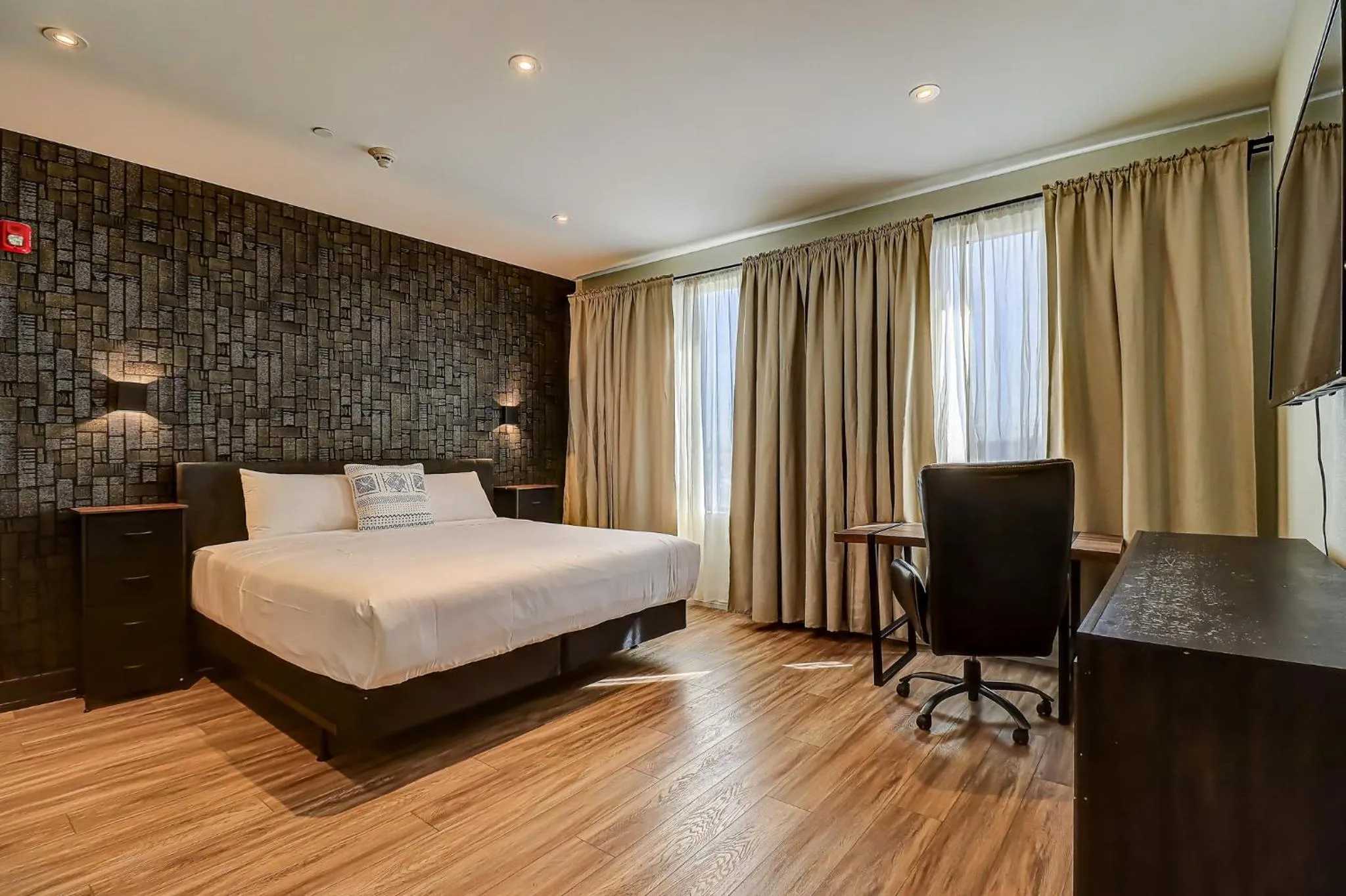 Dream Suites Near YYZ Airport