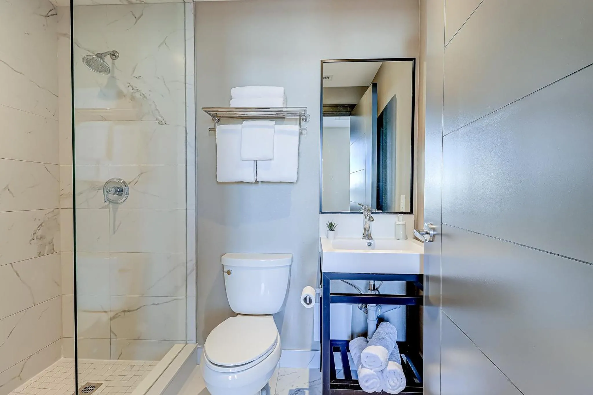 Dream Suites Near YYZ Airport