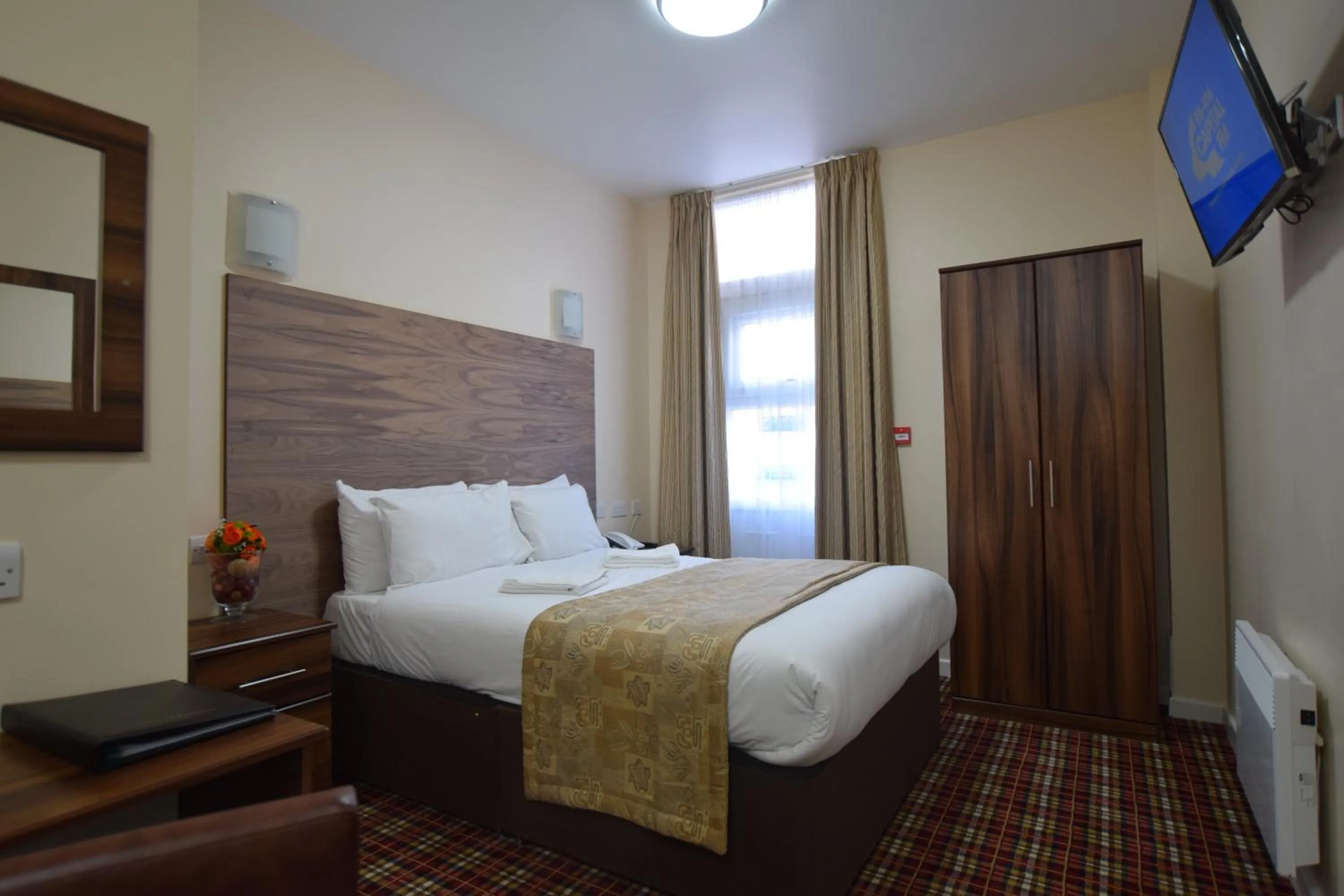 Photo of the whole room, Bed in Lucky 8 Hotel