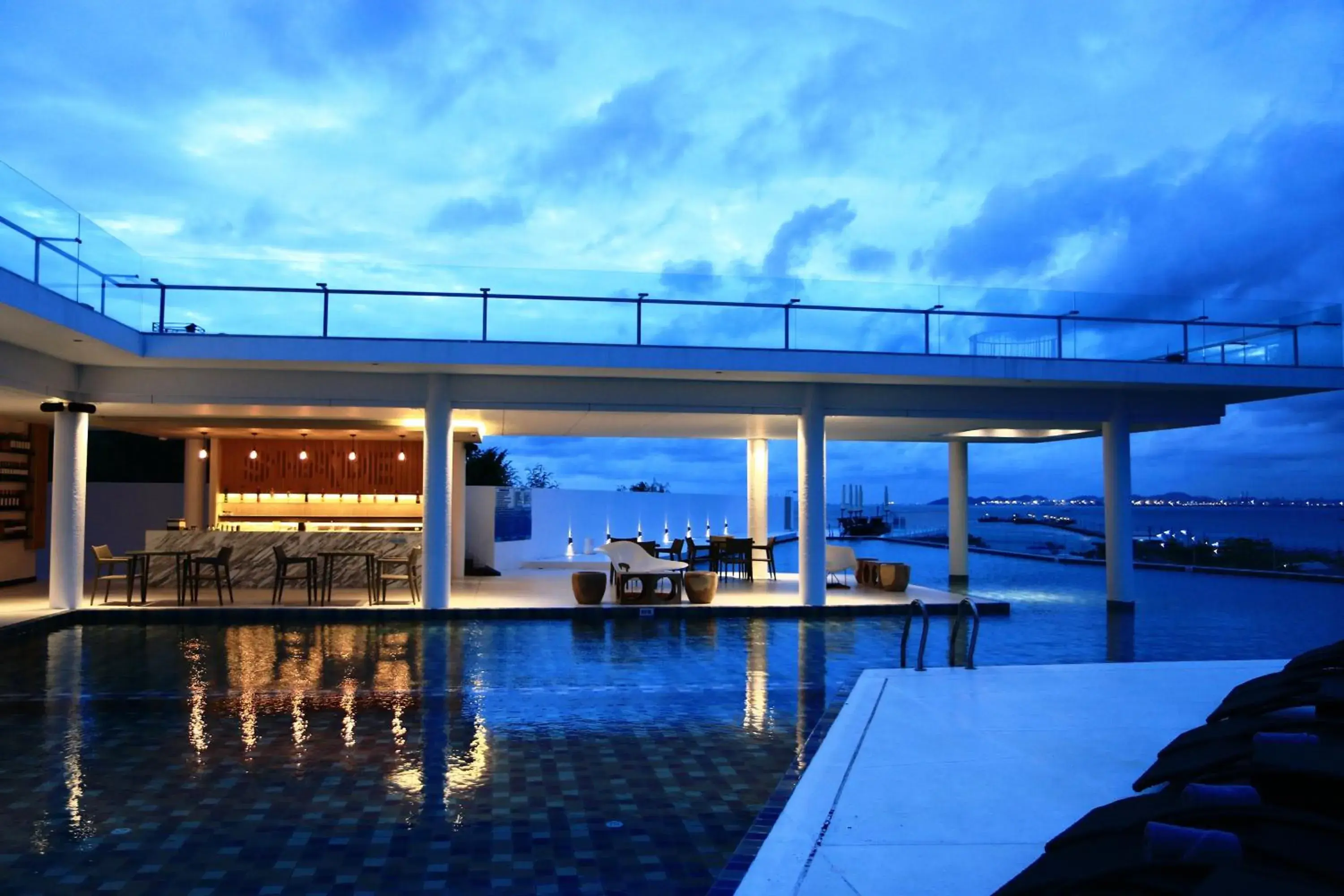 Swimming pool in Tsix5 Phenomenal Hotel Pattaya Swimming pool in Tsix5 Phenomenal Hotel Pattaya