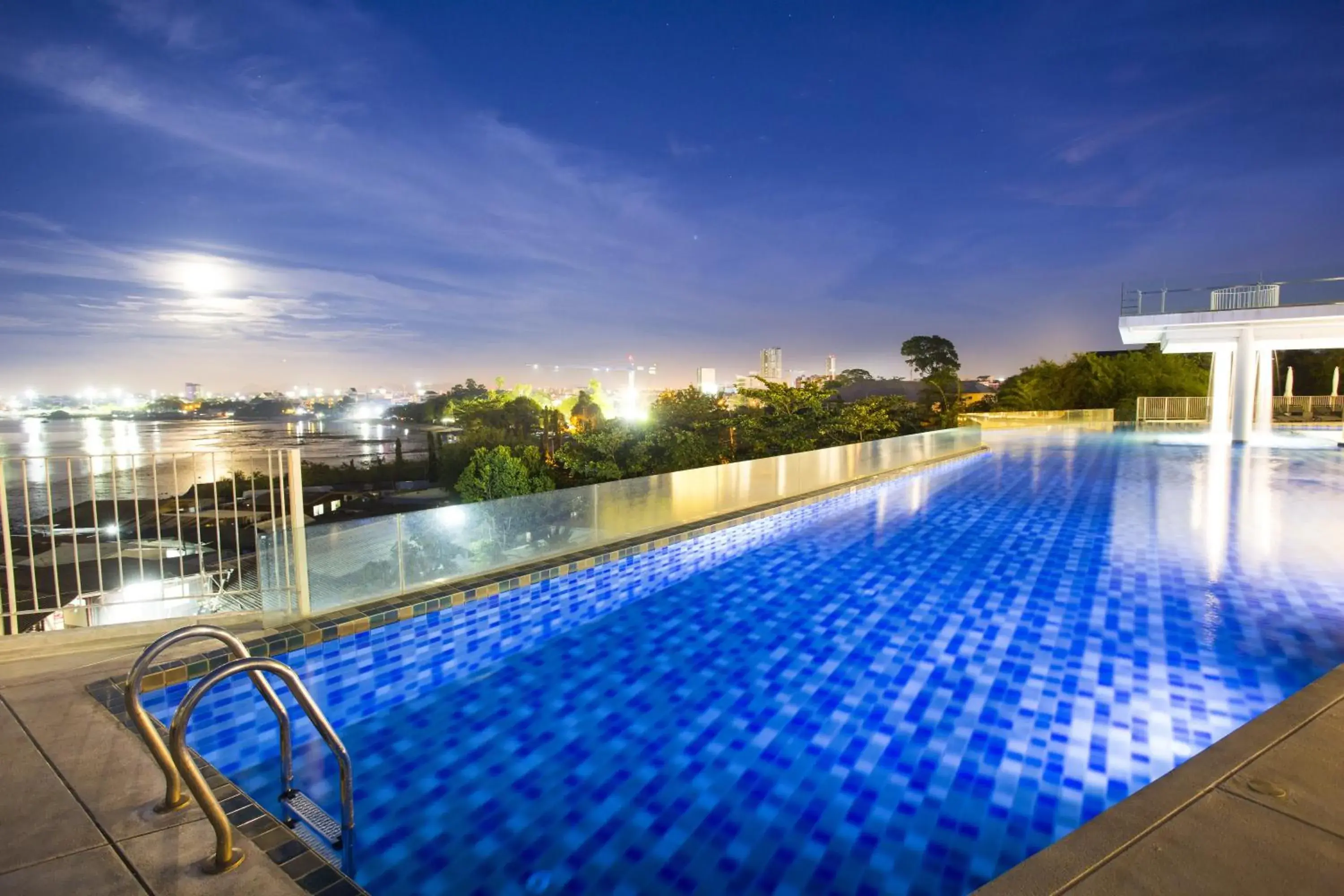 Swimming pool in Tsix5 Phenomenal Hotel Pattaya Swimming pool in Tsix5 Phenomenal Hotel Pattaya