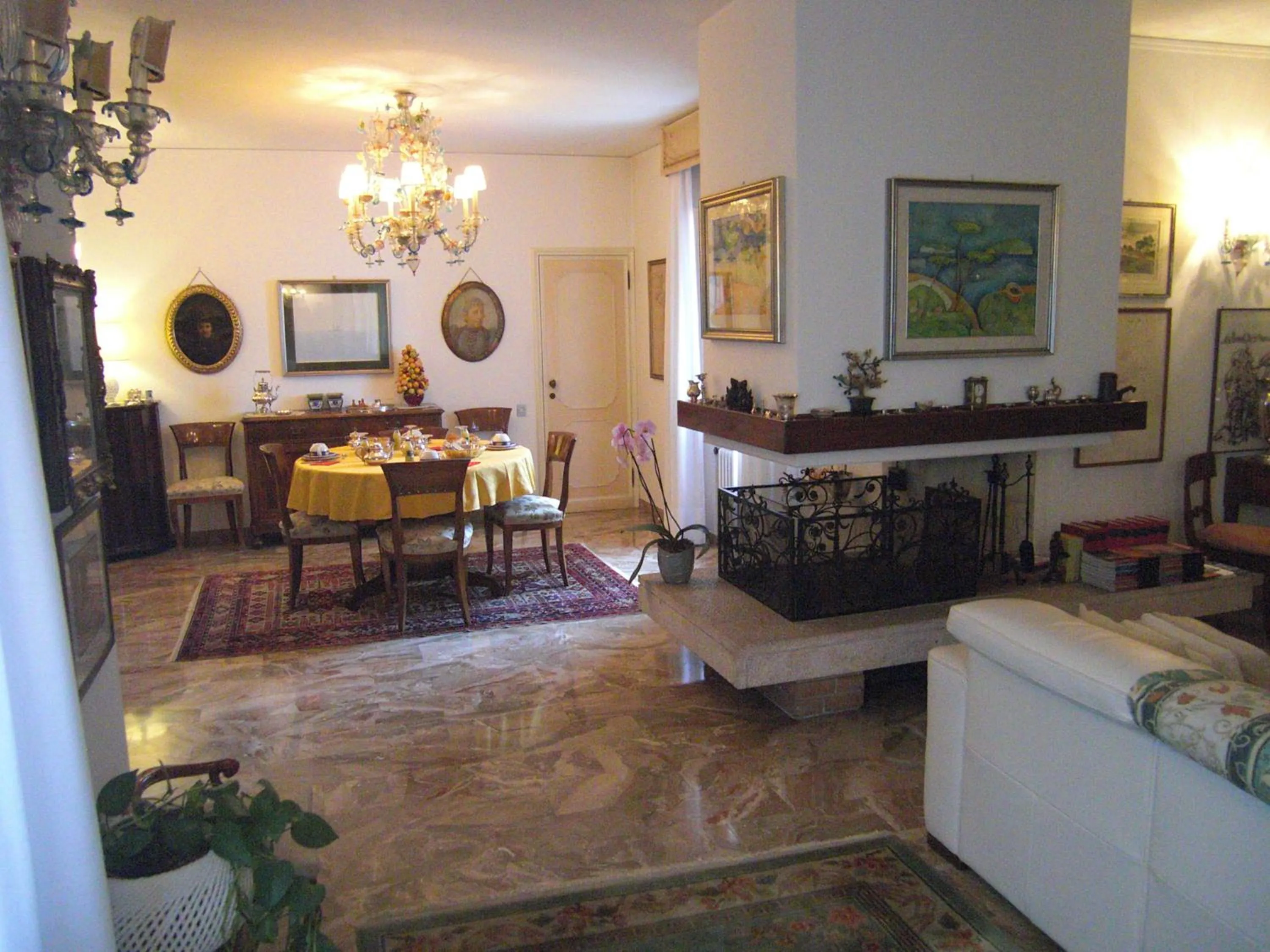 Communal lounge/ TV room in B&B Castellani