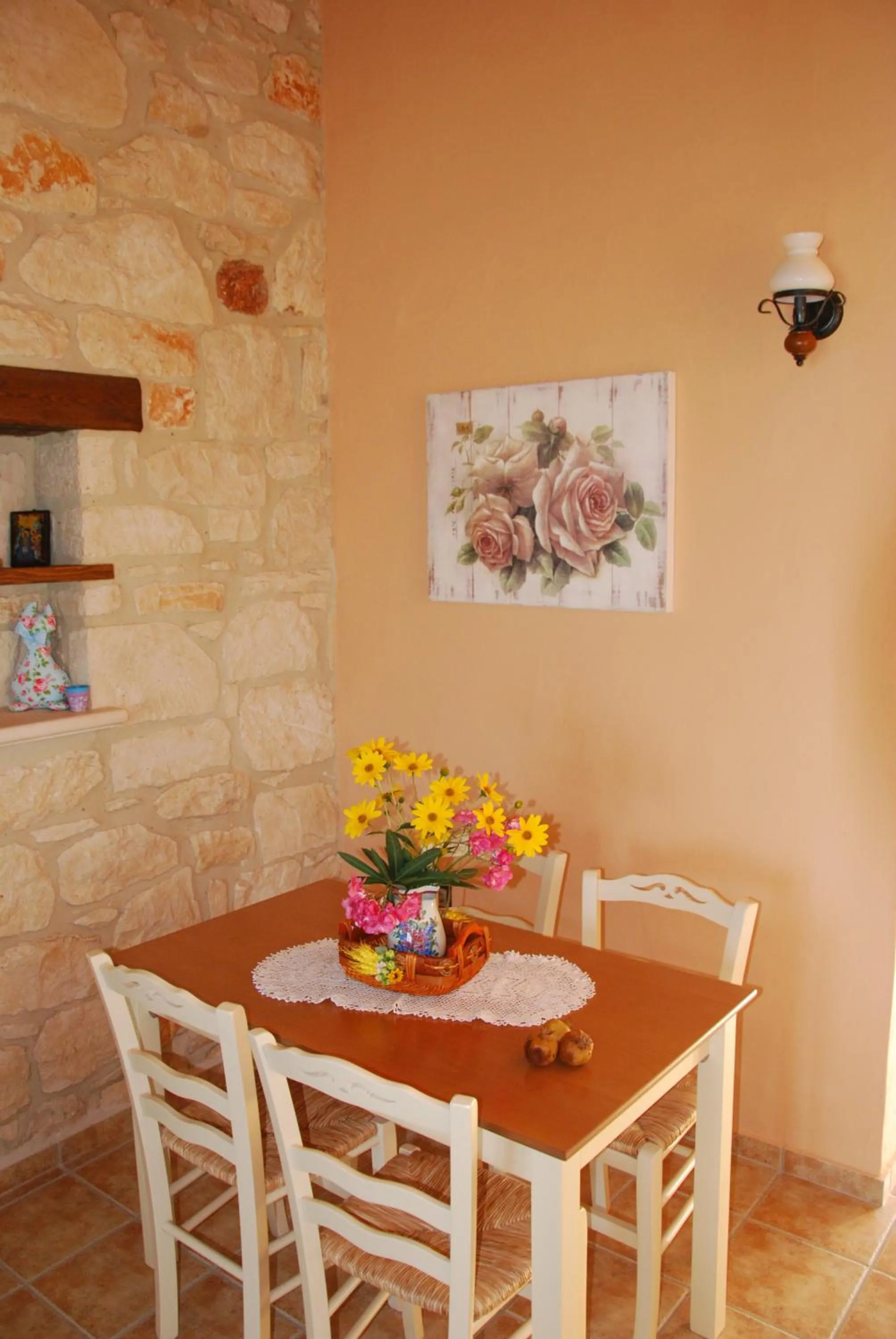 Dining area in Kavos Psarou Villas