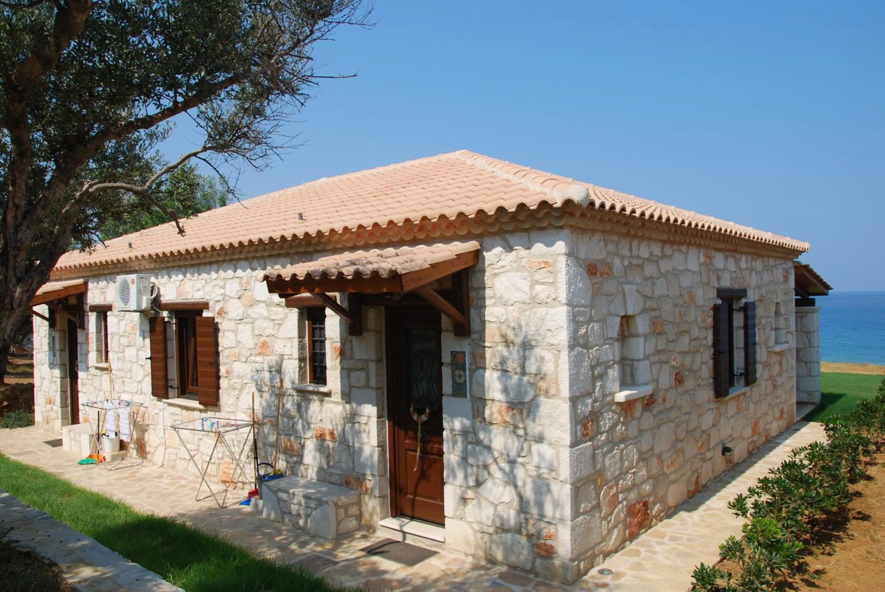 Property building in Kavos Psarou Villas