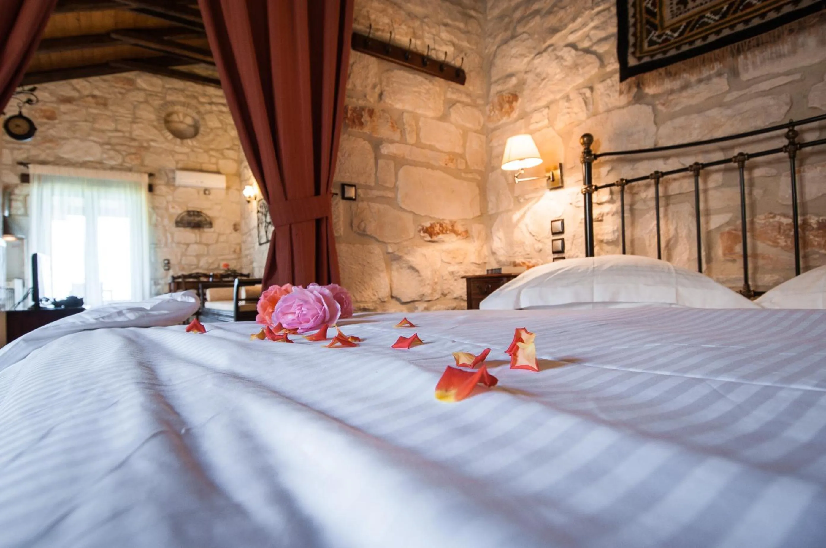 Bed in Kavos Psarou Villas