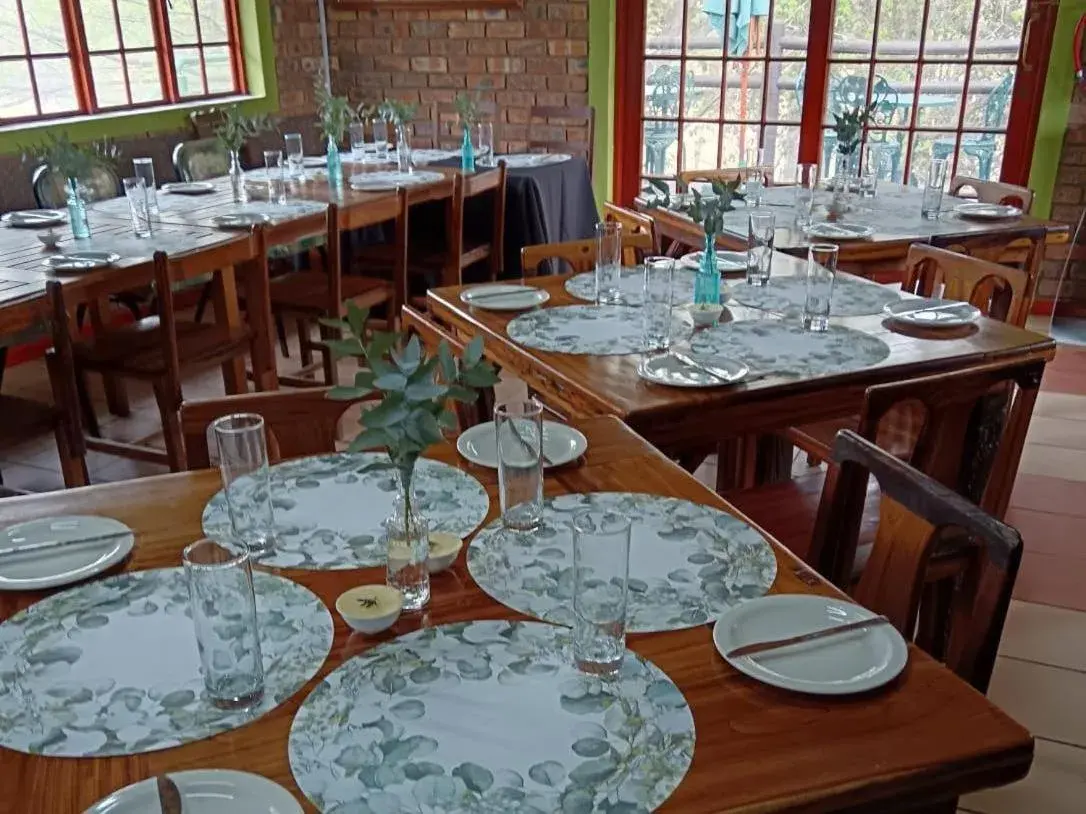 Dining area in Airport Bird & Game Lodge Dining area in Airport Bird & Game Lodge
