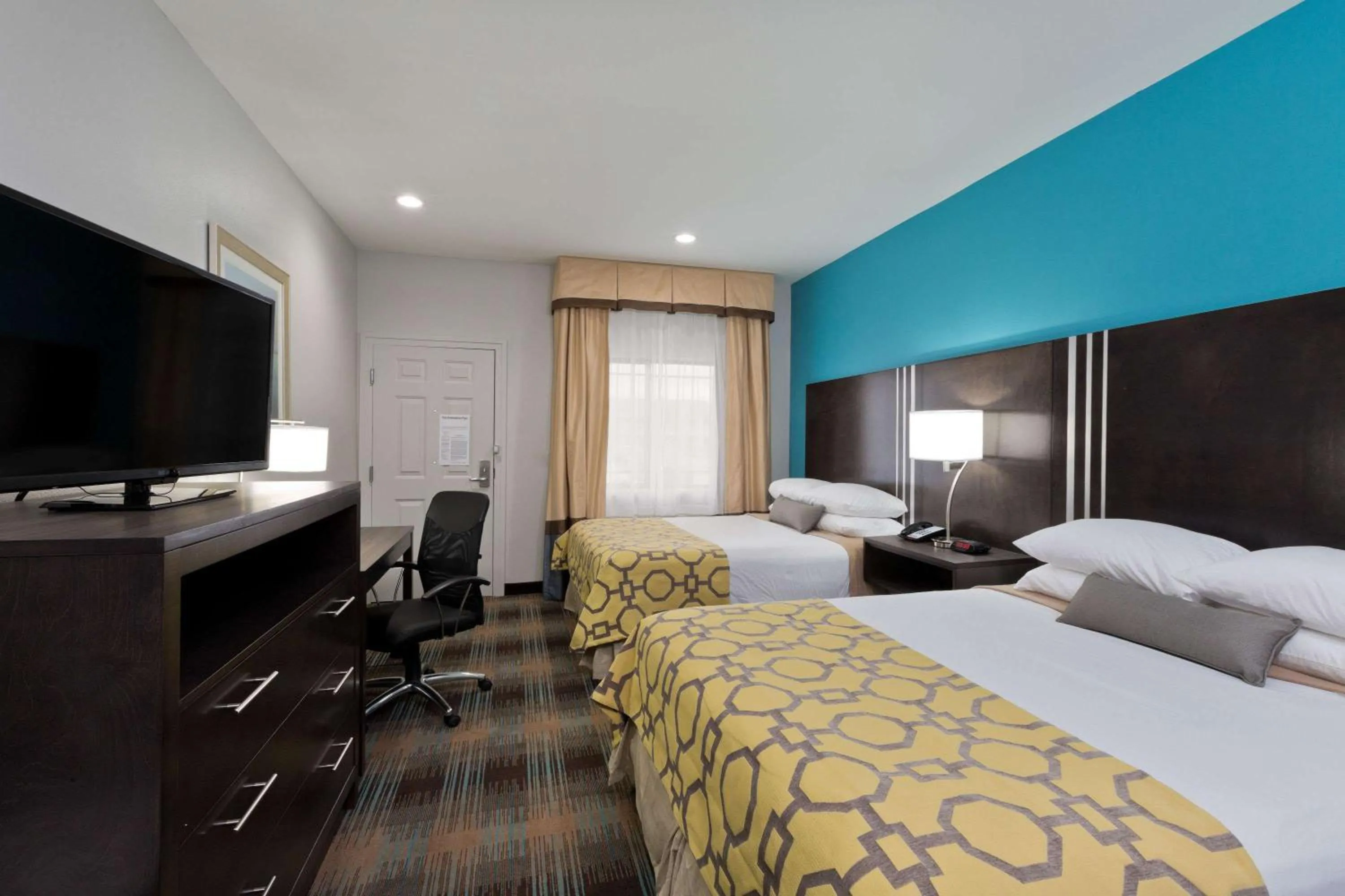 Photo of the whole room, Bed in Baymont by Wyndham Bryan College Station