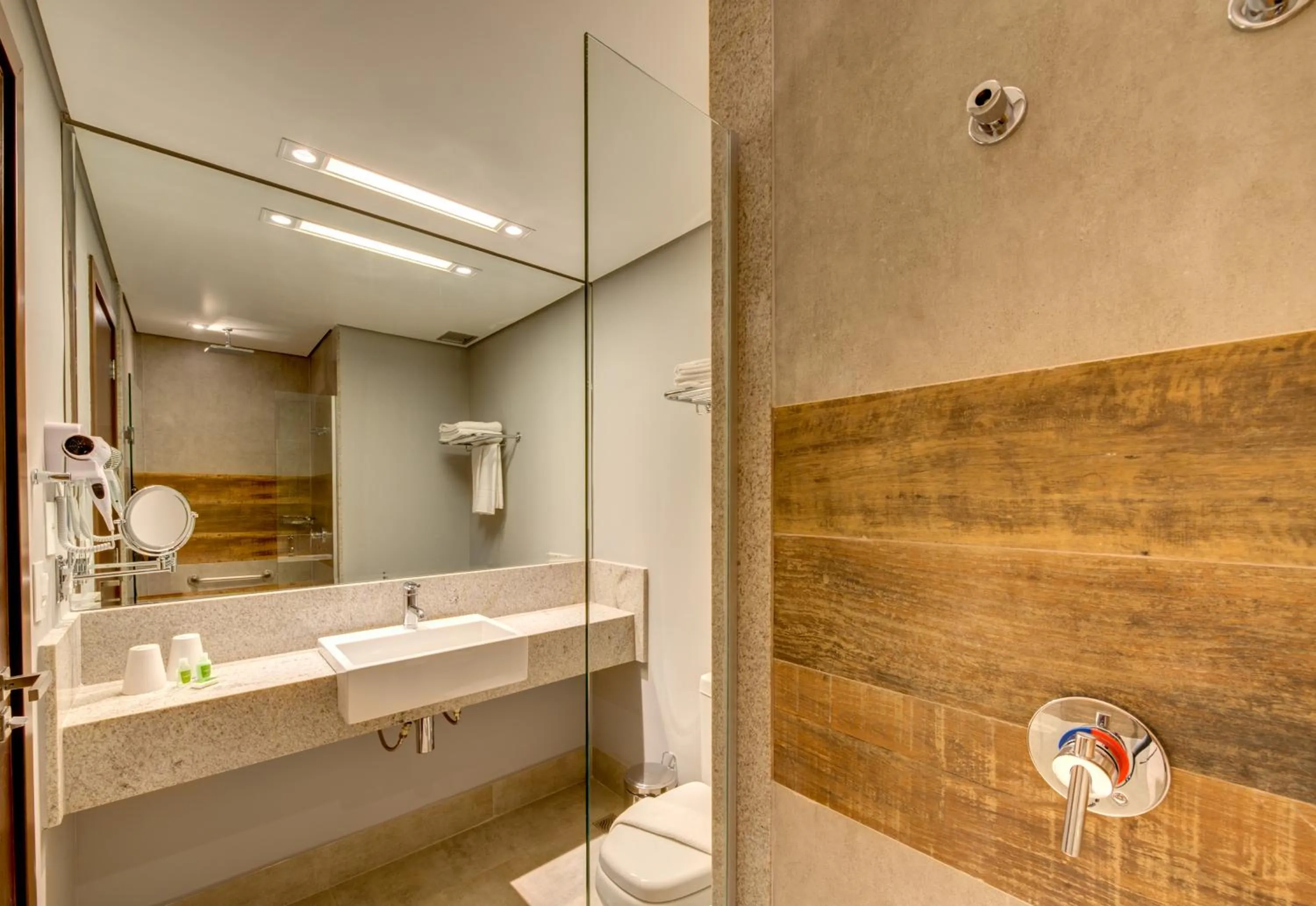 Shower in Linx Confins by Wish