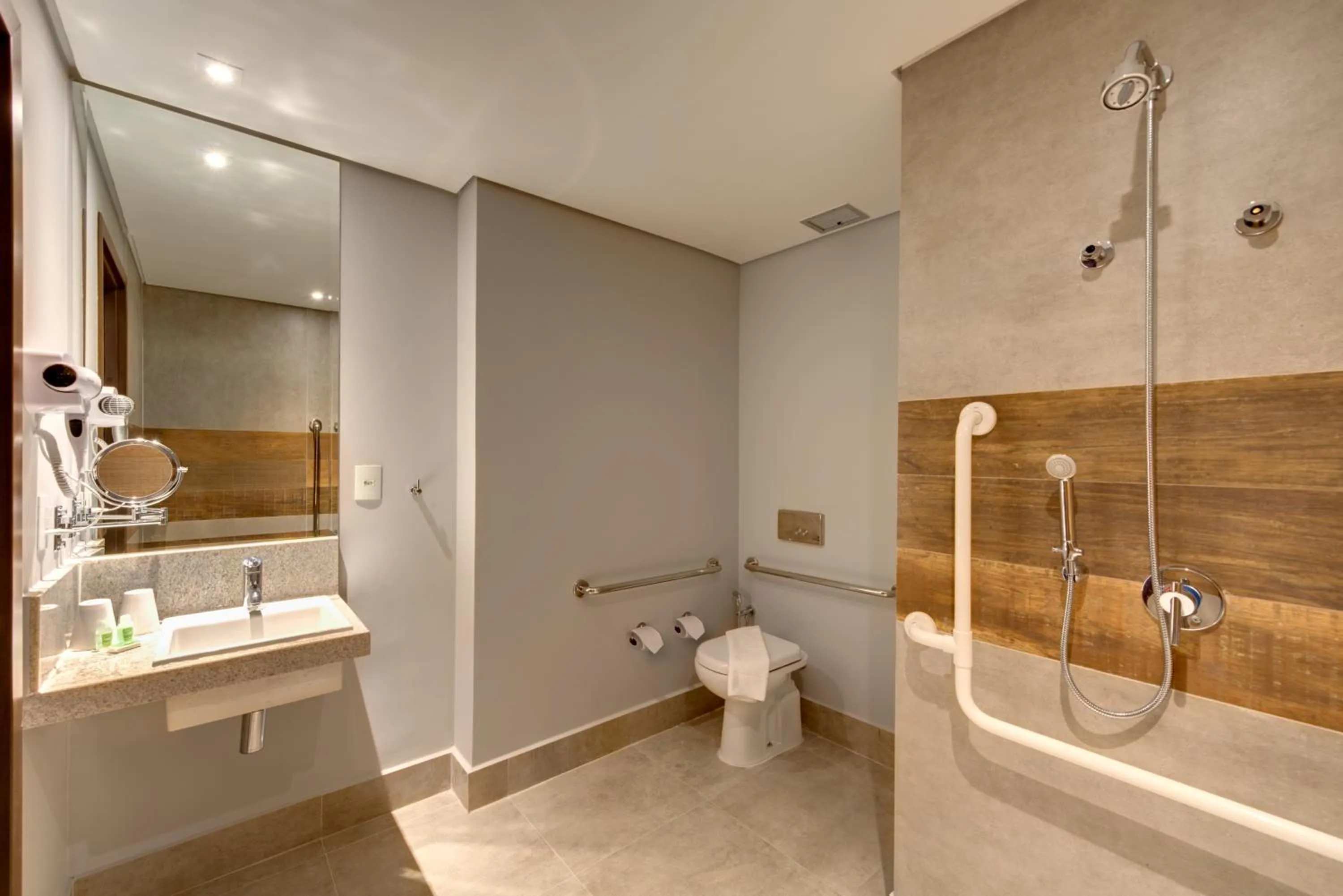 Shower in Linx Confins by Wish