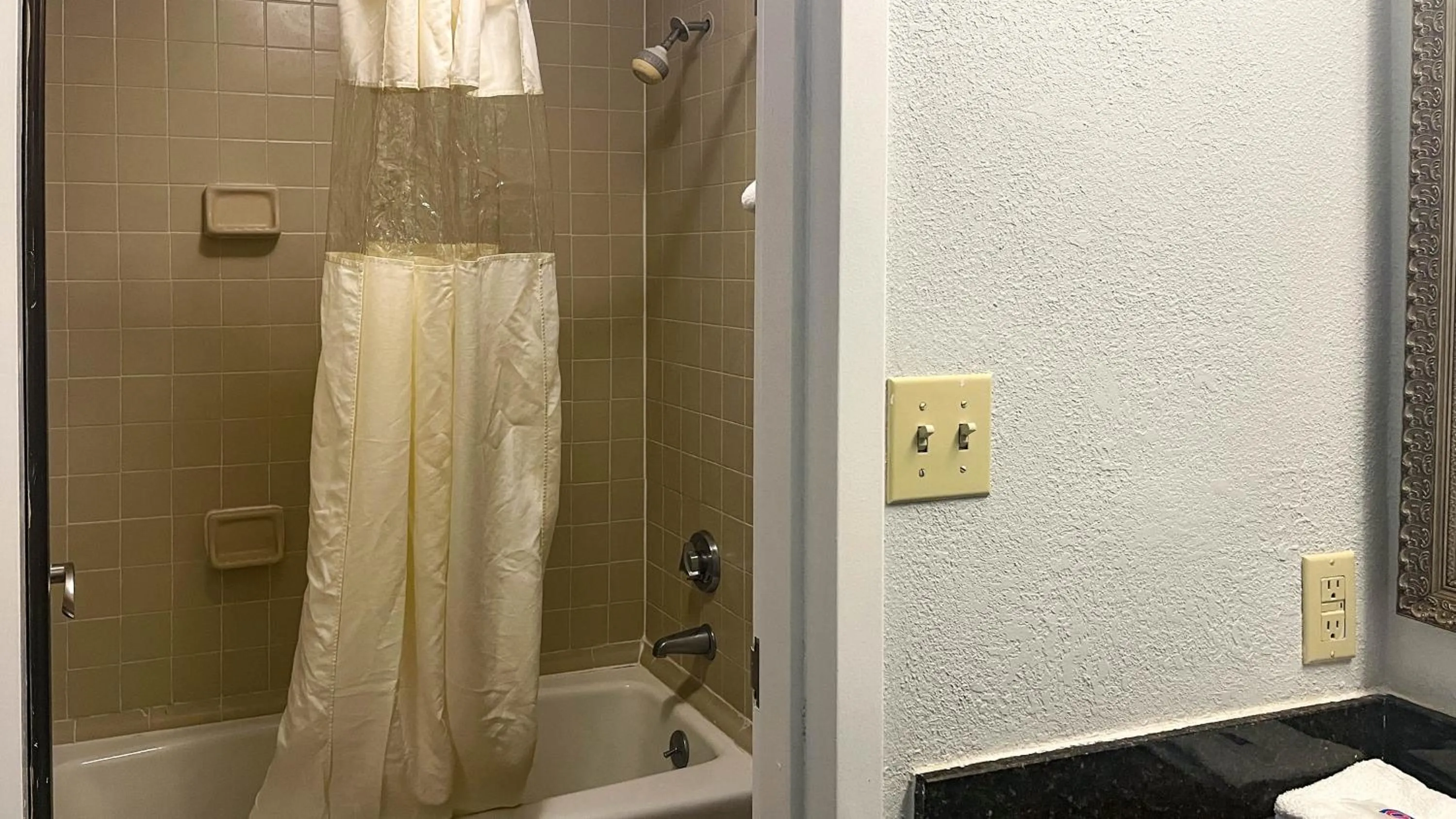Queen Room - single occupancy in Studio 6 - Stafford, VA - Quantico