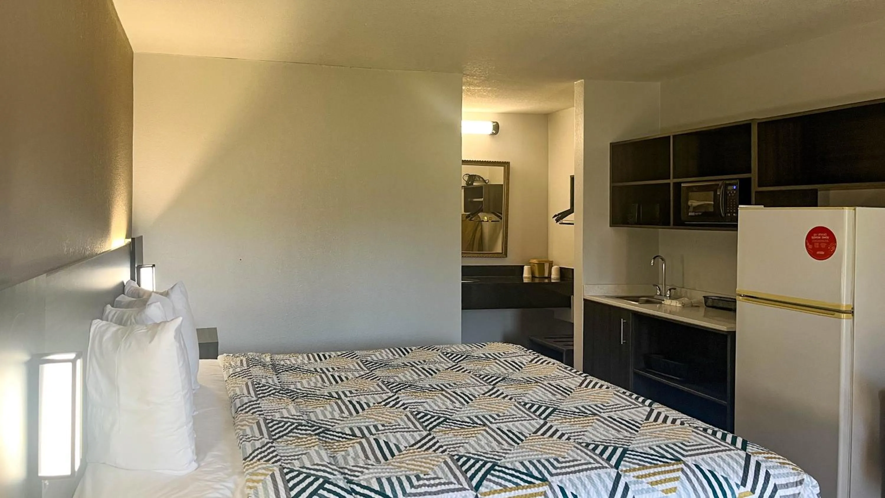 King Room - single occupancy in Studio 6 - Stafford, VA - Quantico