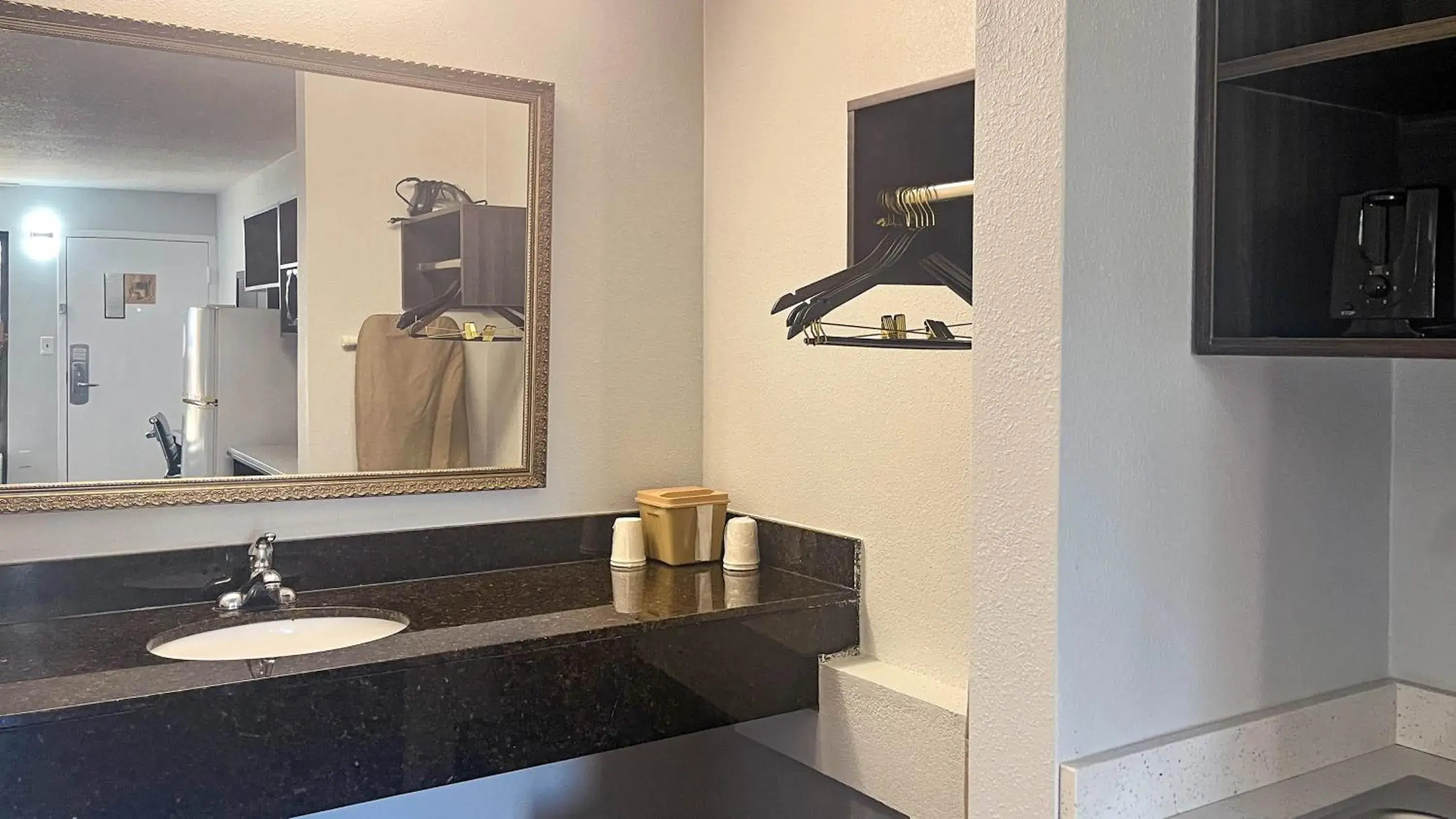 King Room - single occupancy in Studio 6 - Stafford, VA - Quantico King Room - single occupancy in Studio 6 - Stafford, VA - Quantico