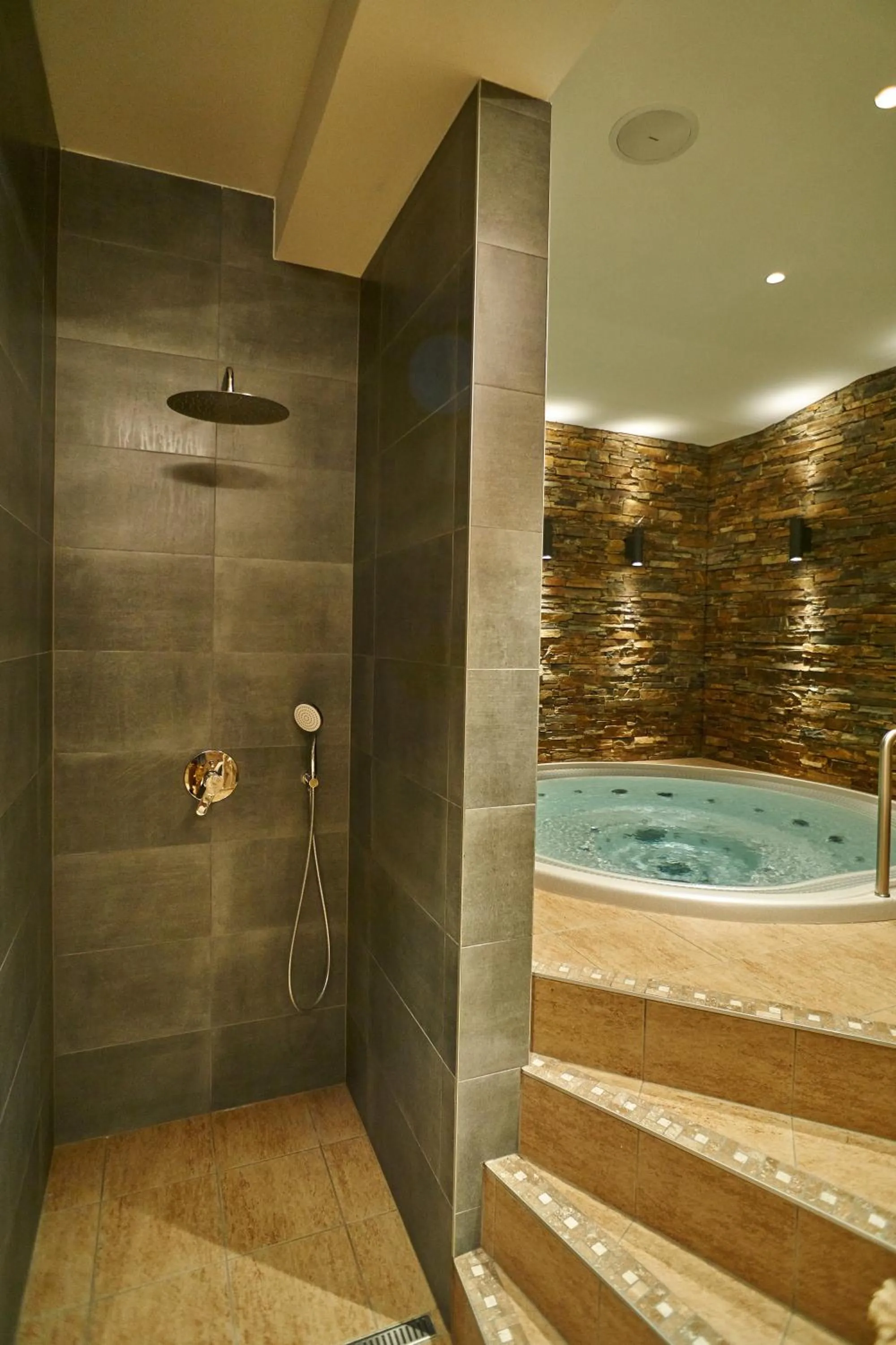 Hot Tub in Hotel Toč