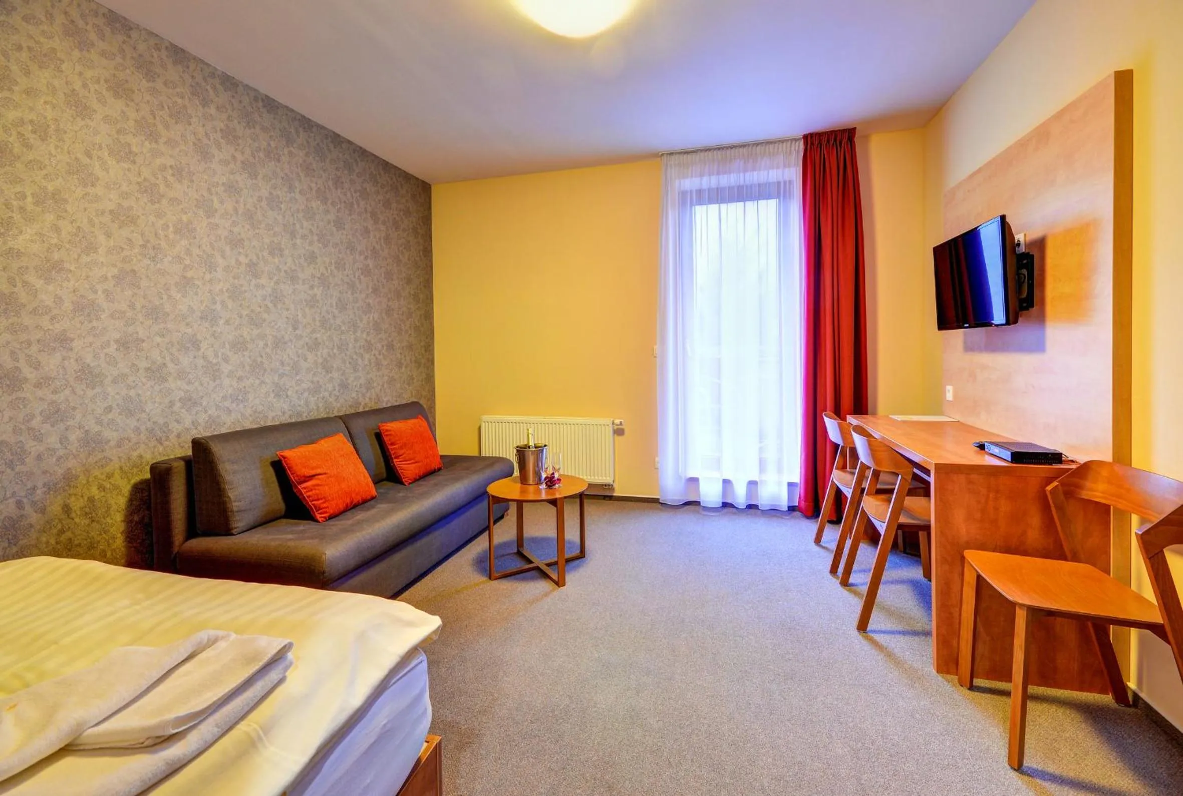 Living room, Bed in Hotel Toč