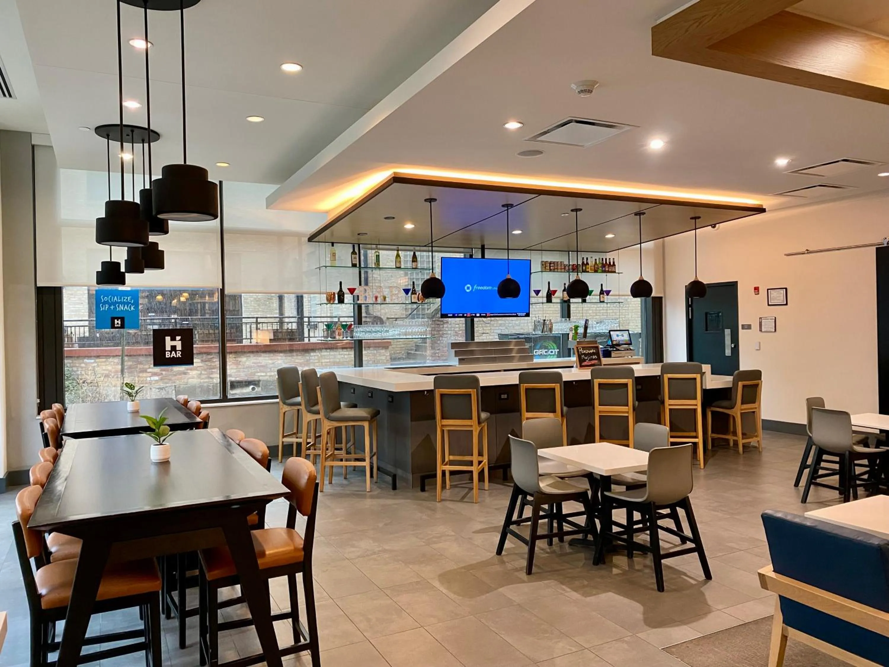 Restaurant/places to eat in Hyatt House Chicago/Evanston