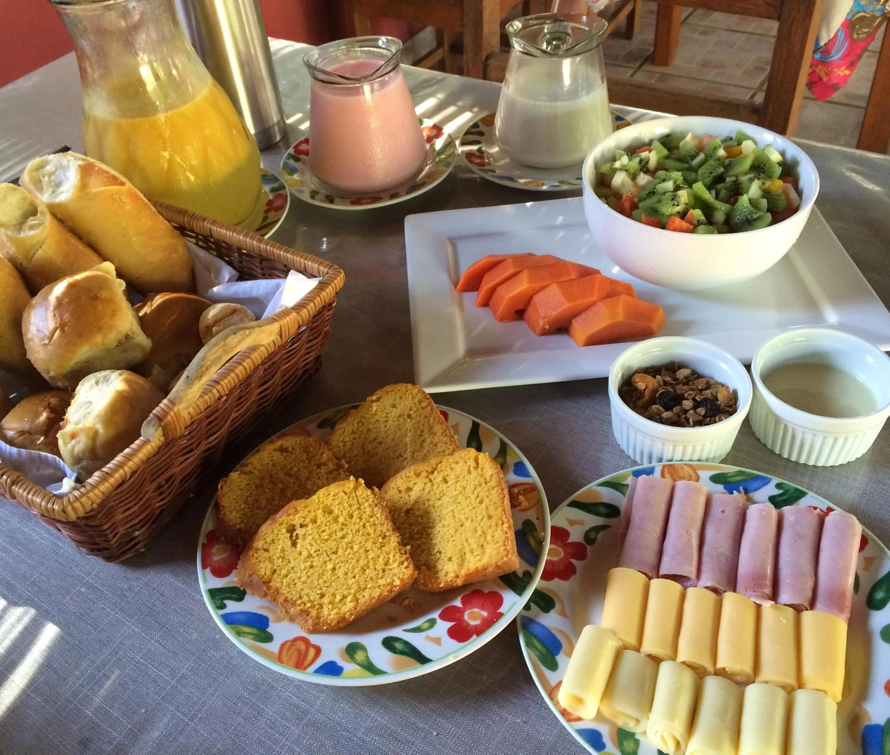 Buffet breakfast in Pousada Recanto da Terra