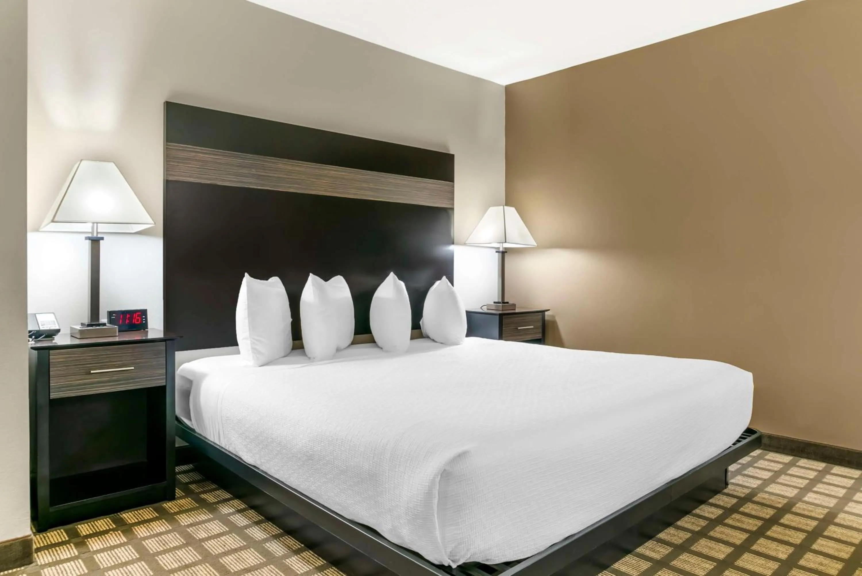 Bedroom, Bed in Best Western Beacon Inn