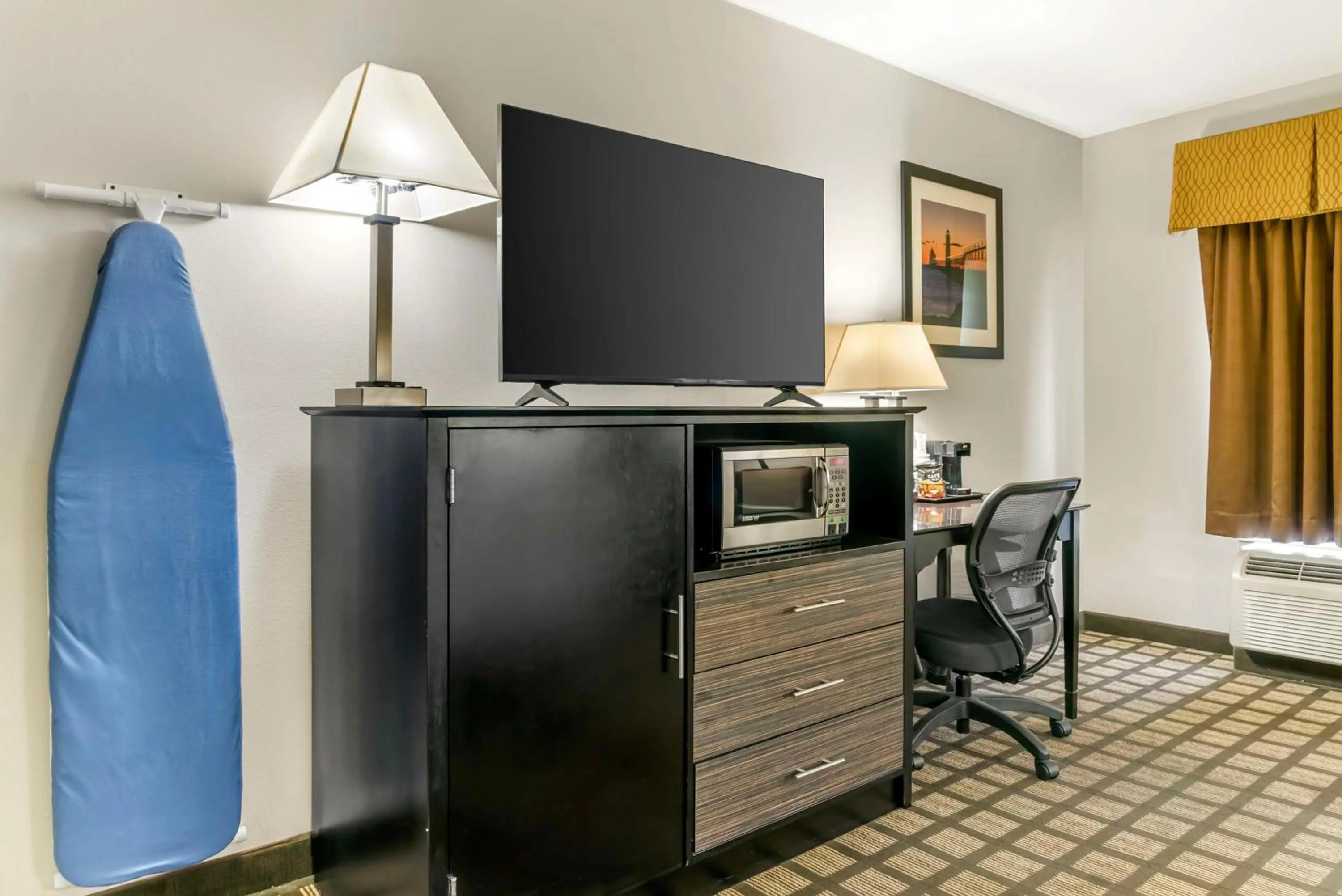Bedroom in Best Western Beacon Inn