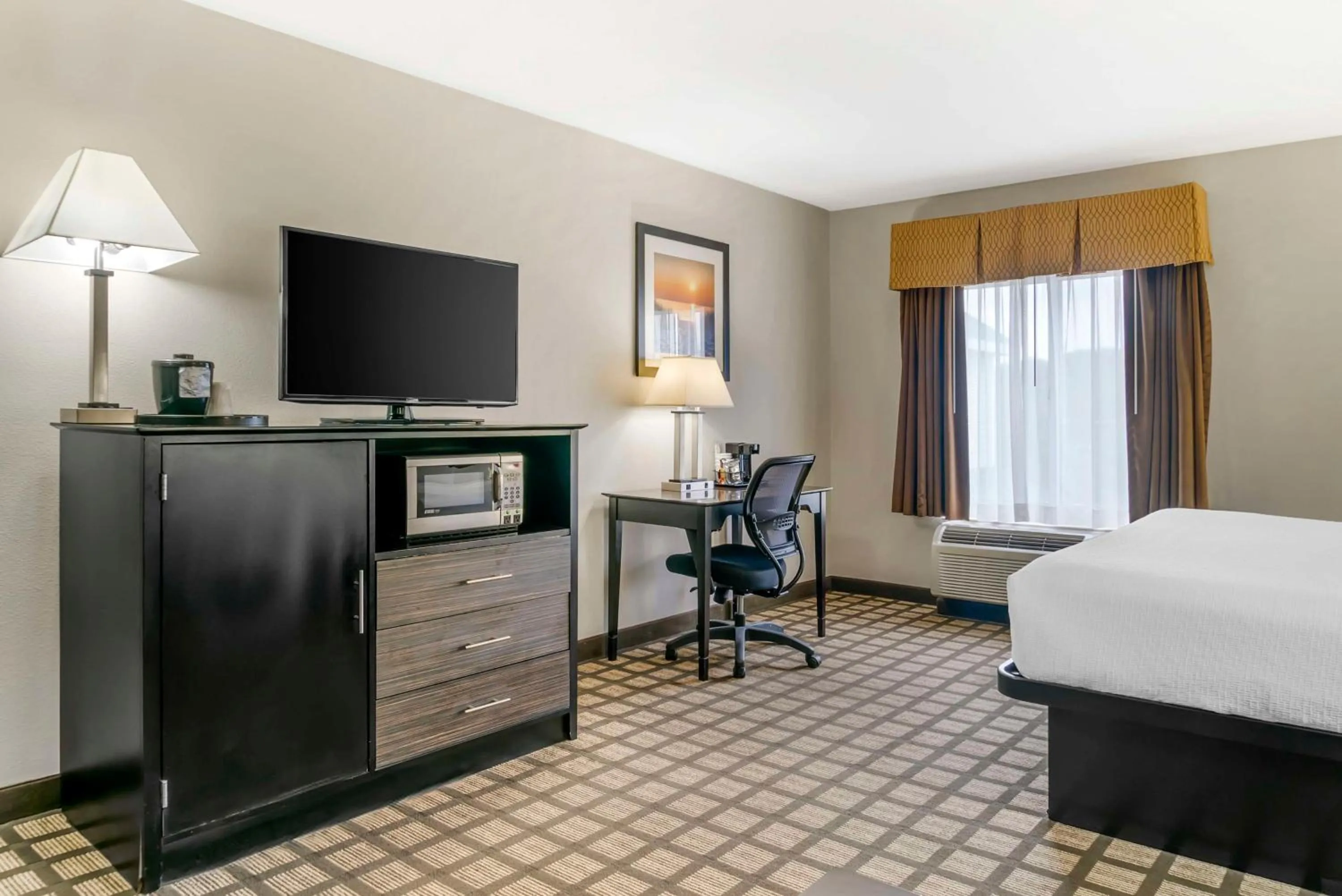 Bedroom, Bed in Best Western Beacon Inn