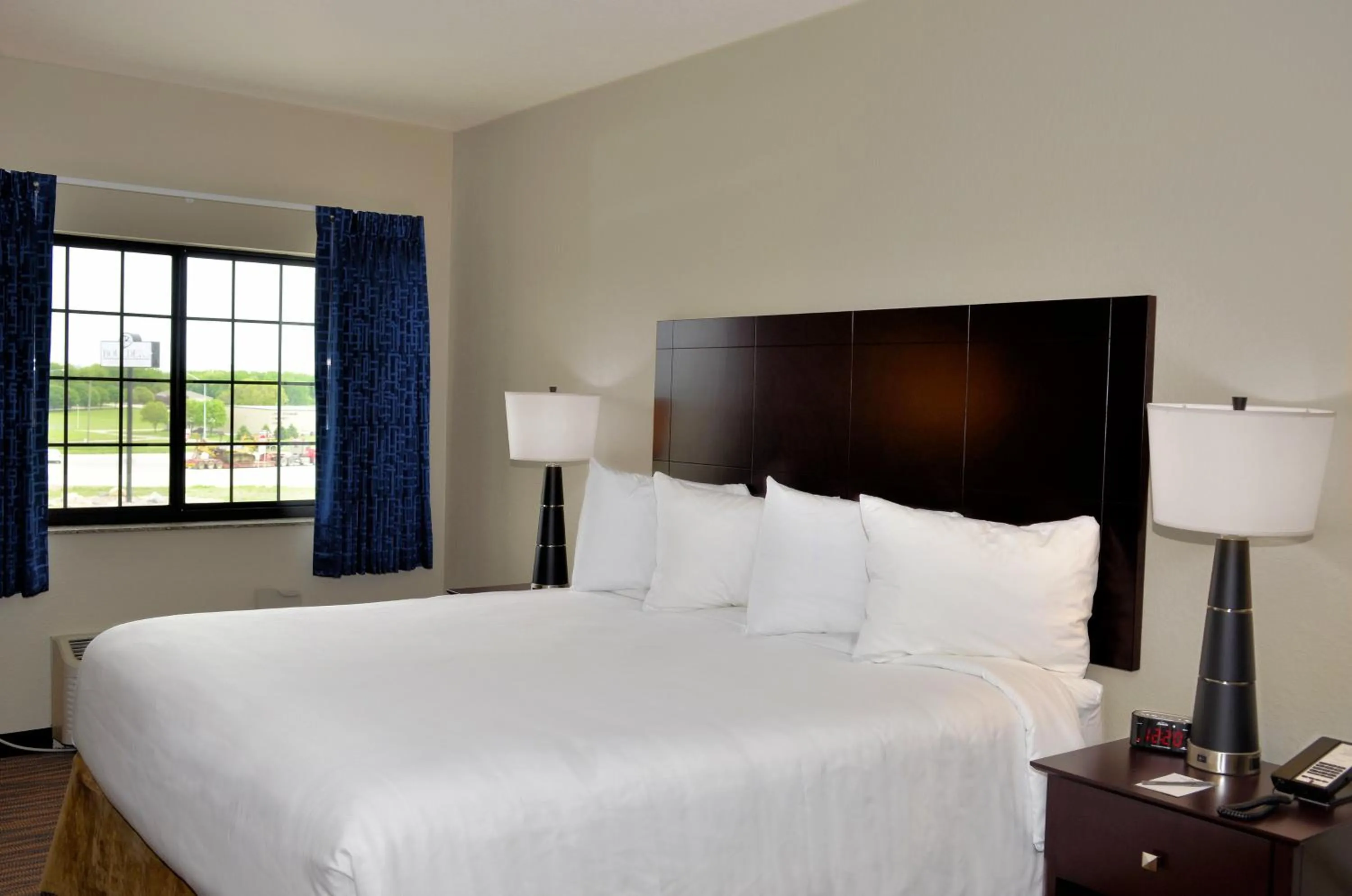 Bed in Cobblestone Inn & Suites - Holstein