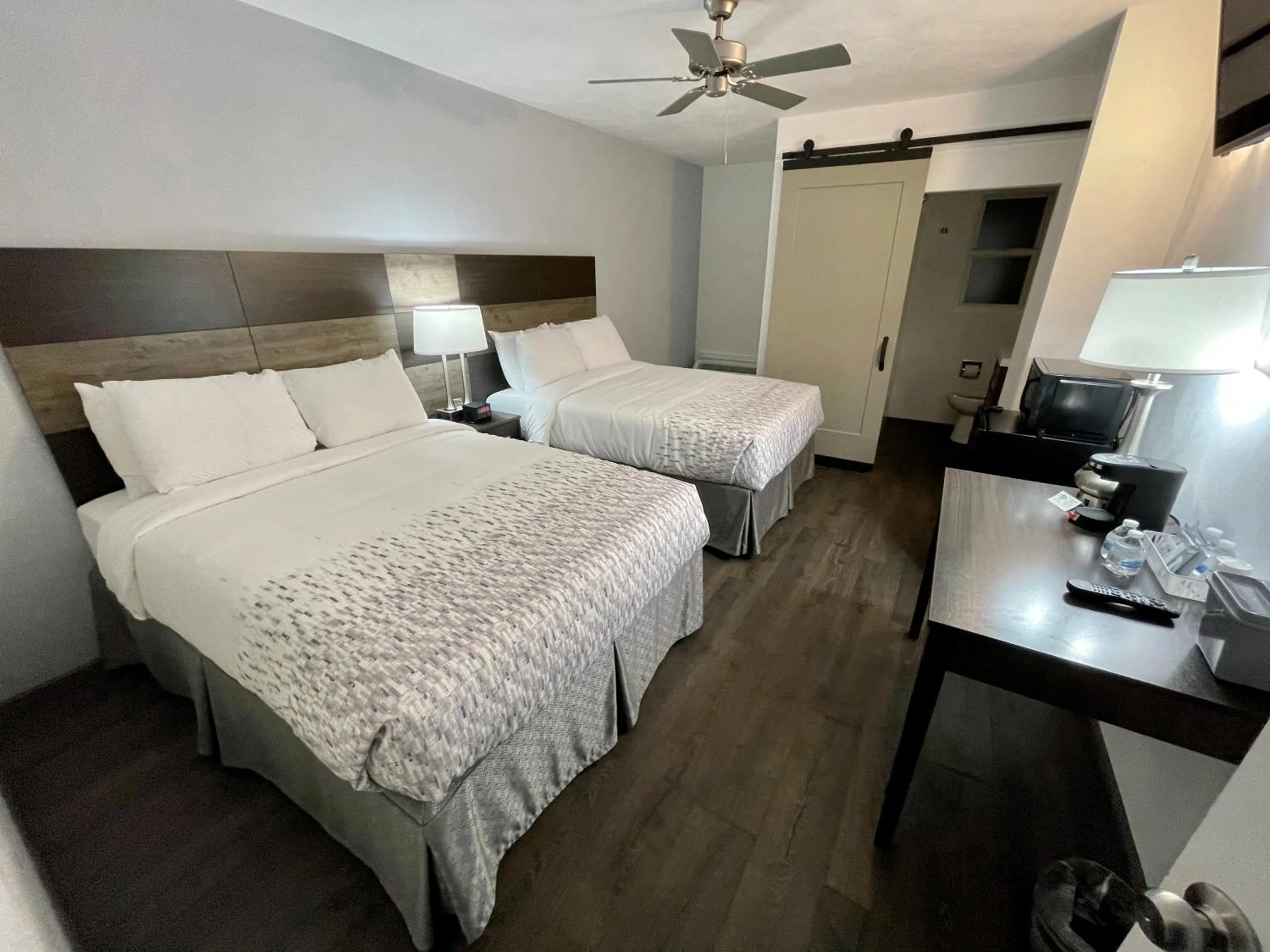 Photo of the whole room, Bed in Sunset Motel