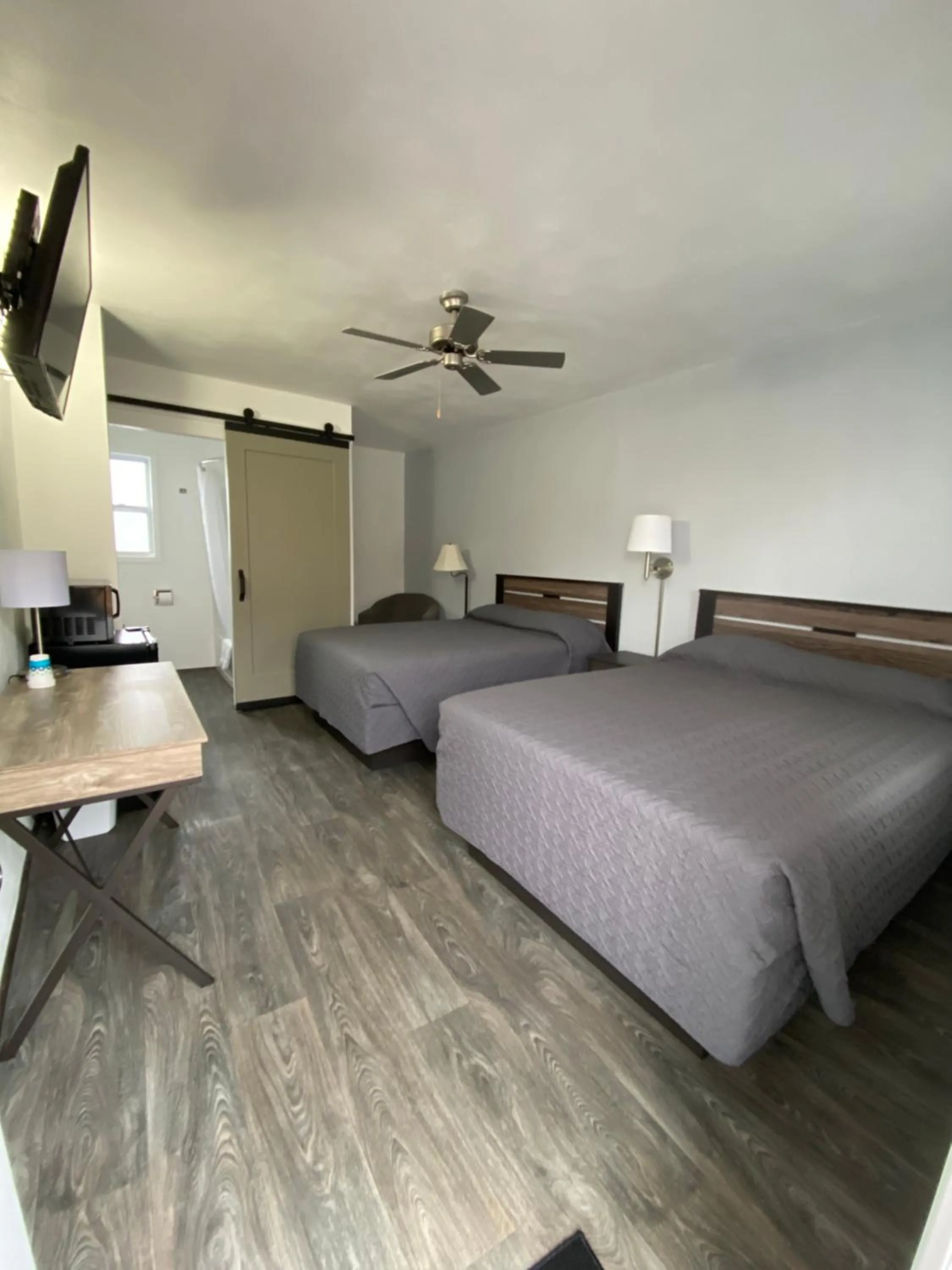 Photo of the whole room, Bed in Sunset Motel