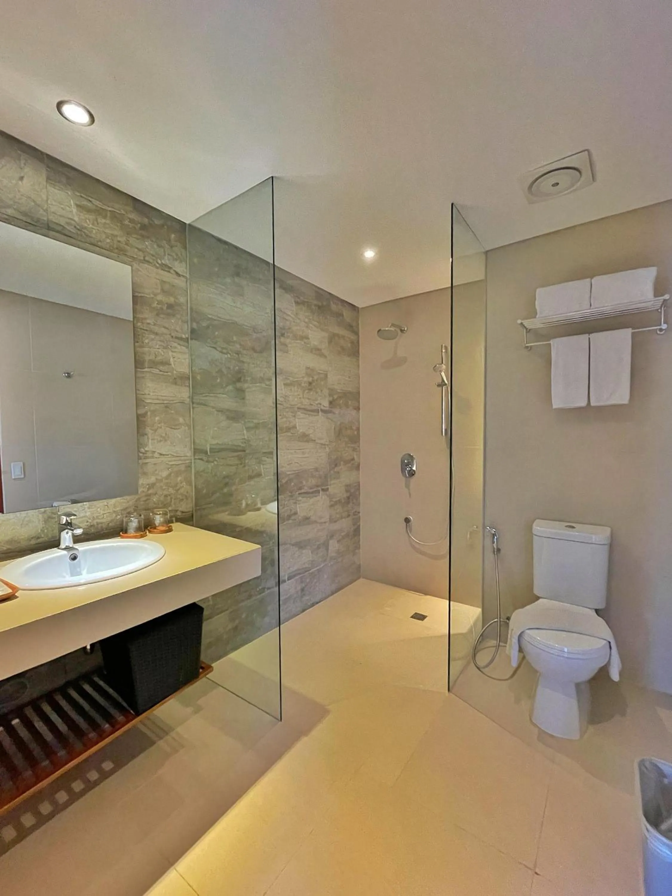 Toilet in Aloha Boracay Hotel