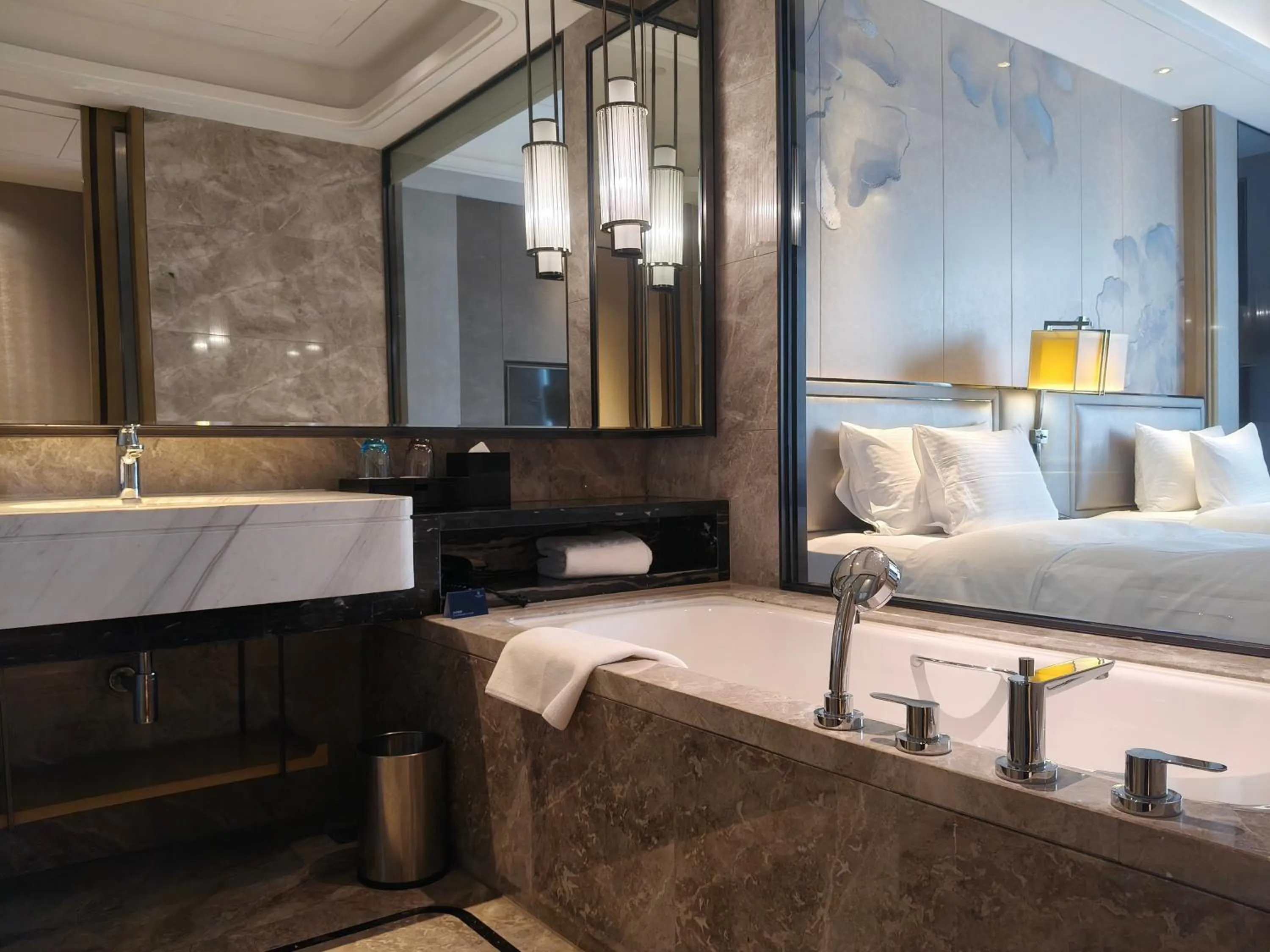 Bathroom, Bed in Wanda Realm Liuzhou