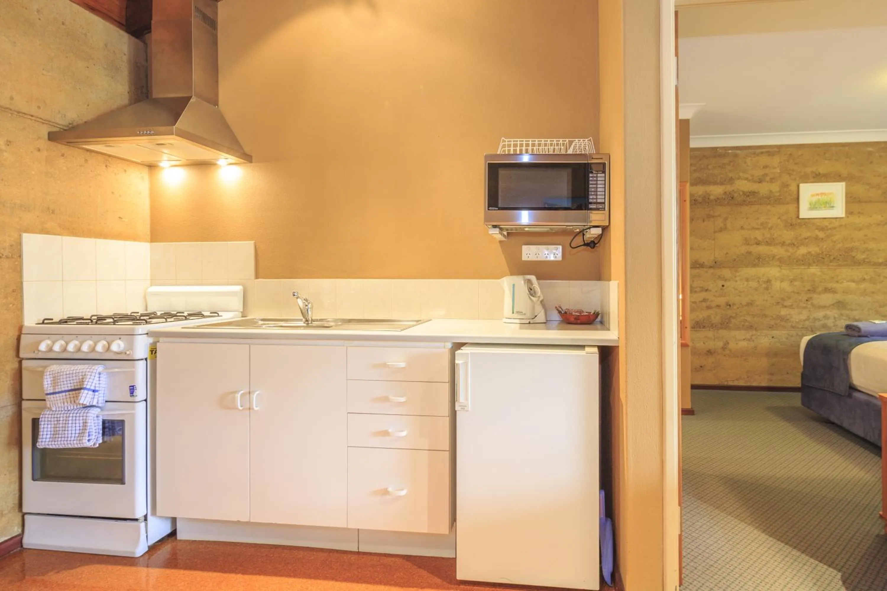 Kitchen or kitchenette in The Koorabup Motel
