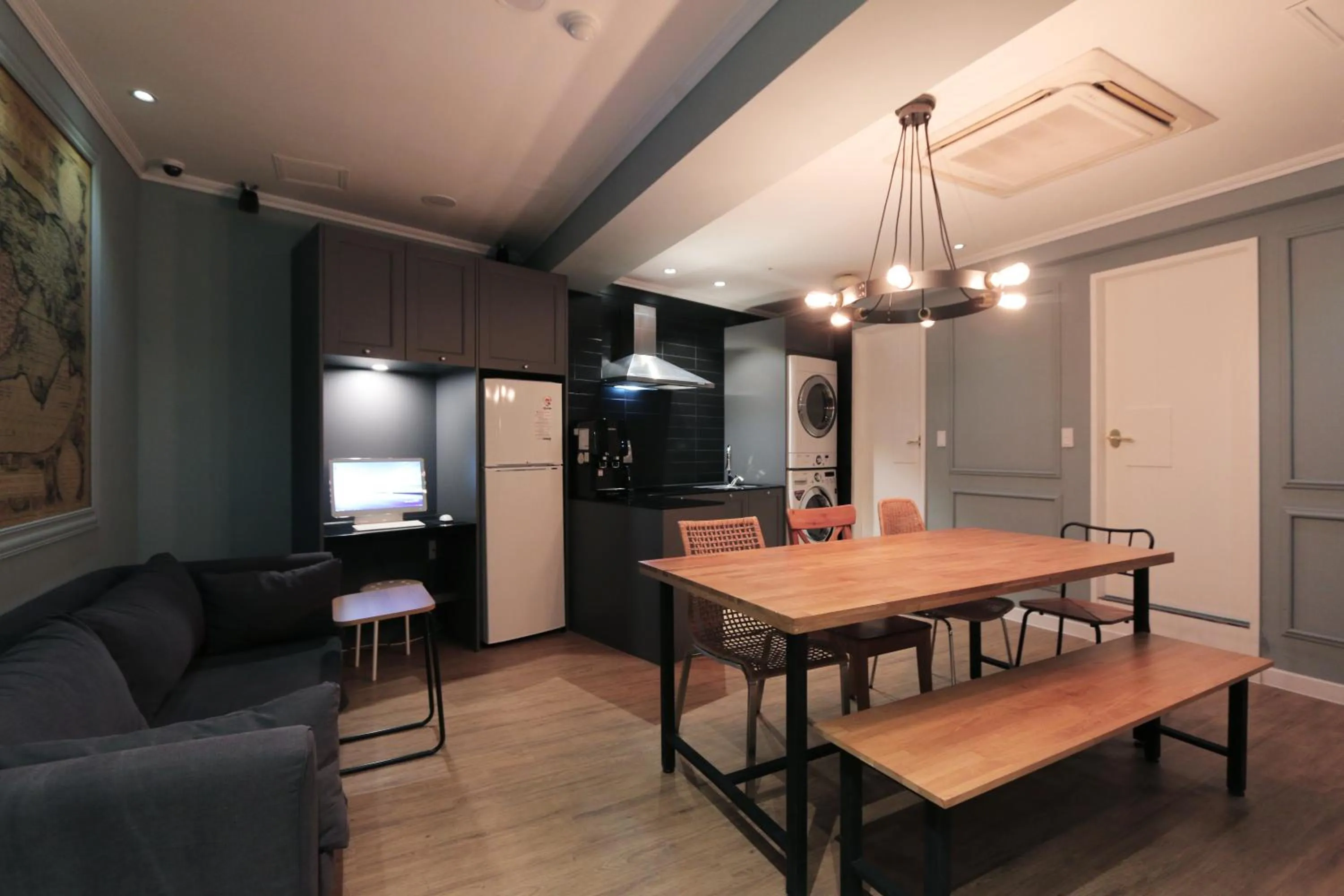 Communal lounge/ TV room in Blueboat Hostel Haeundae