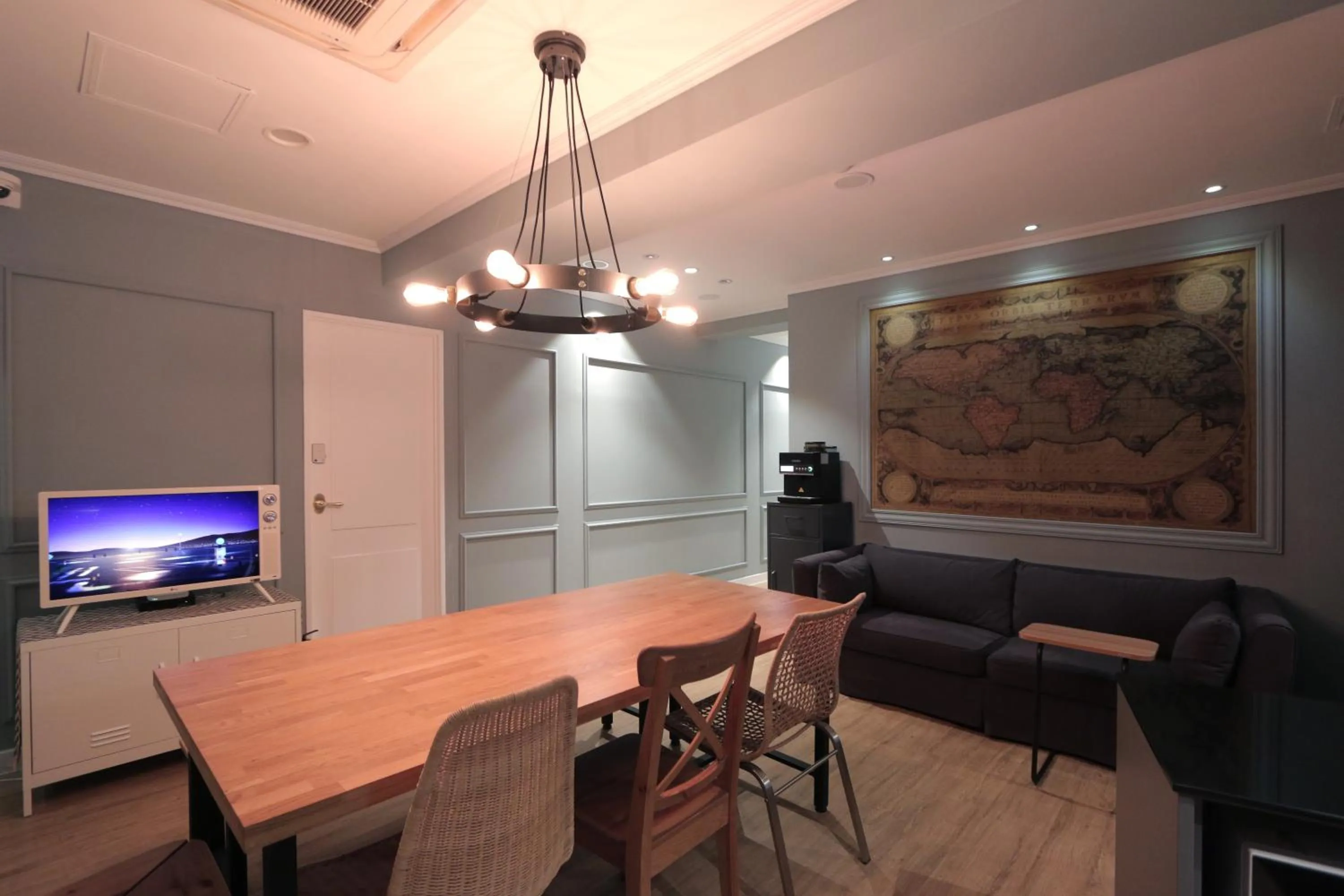 Communal lounge/ TV room in Blueboat Hostel Haeundae