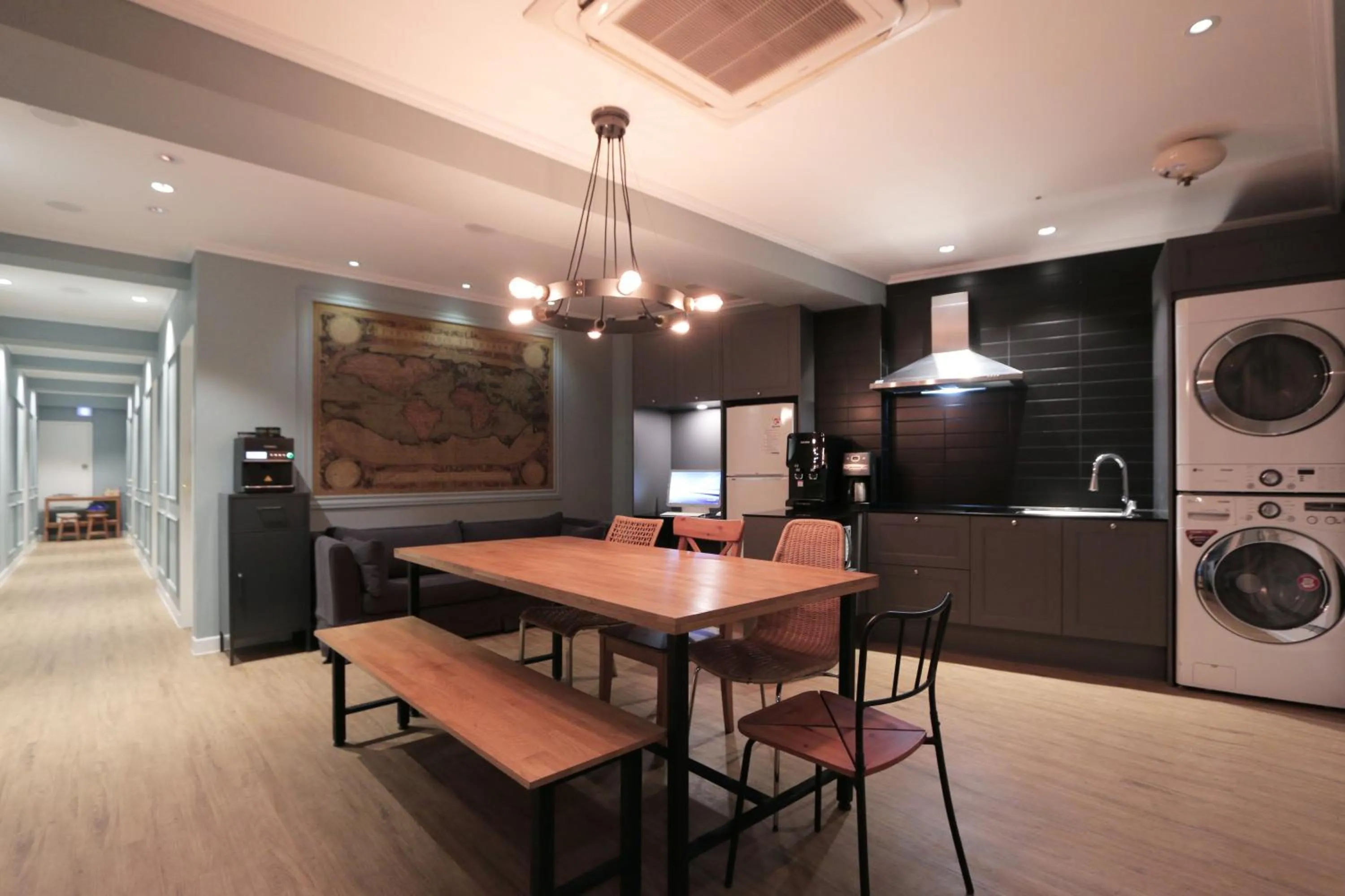 Communal lounge/ TV room in Blueboat Hostel Haeundae