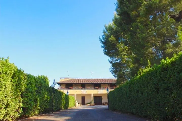 Facade/entrance in Gli Allori - Fuga dalla città