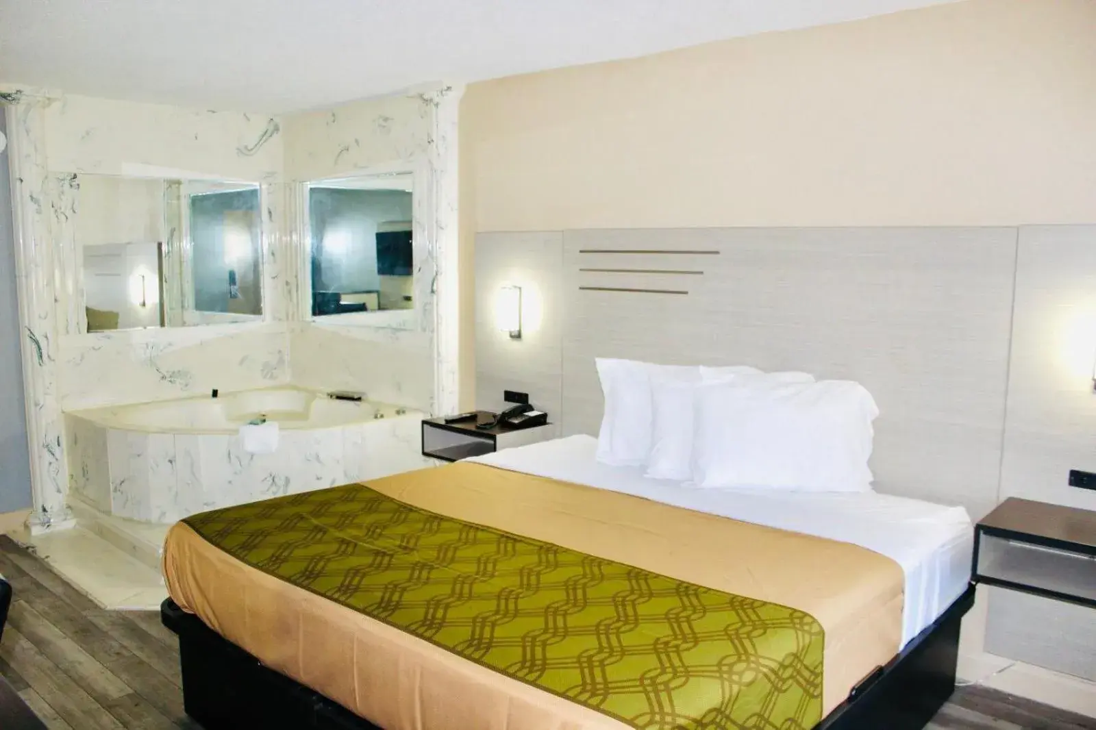 Hot Tub, Bed in Milan inn & Suites Hot Tub, Bed in Milan inn & Suites