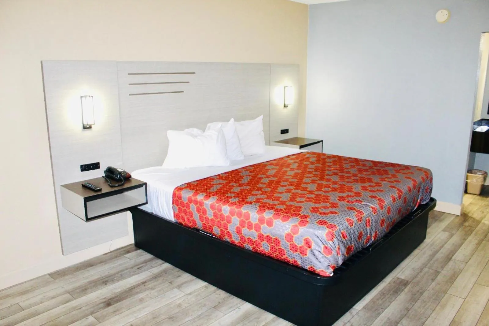 Bed in Milan inn & Suites