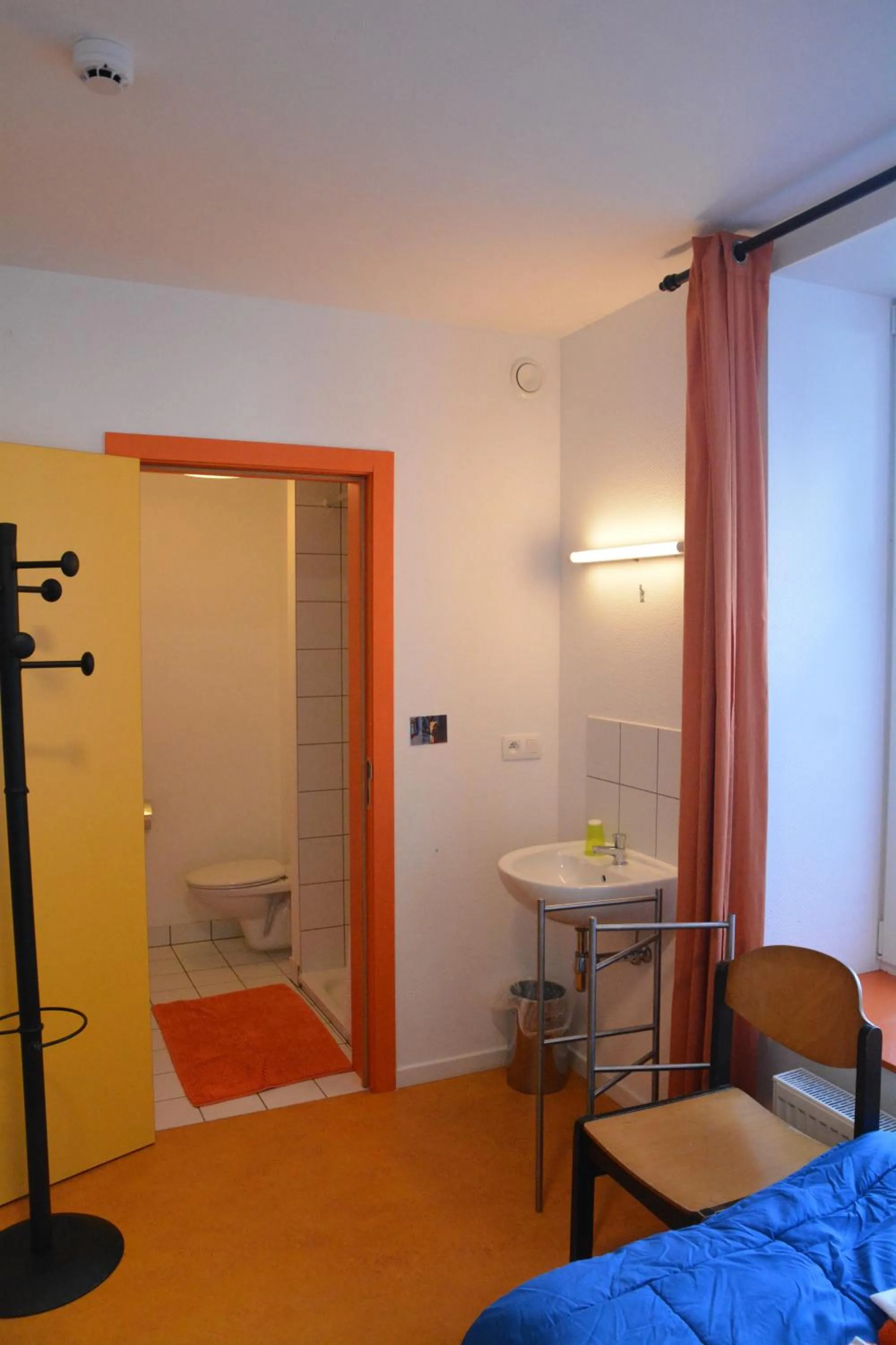 Bathroom, Bed in Le Fagotin - Youth hostel