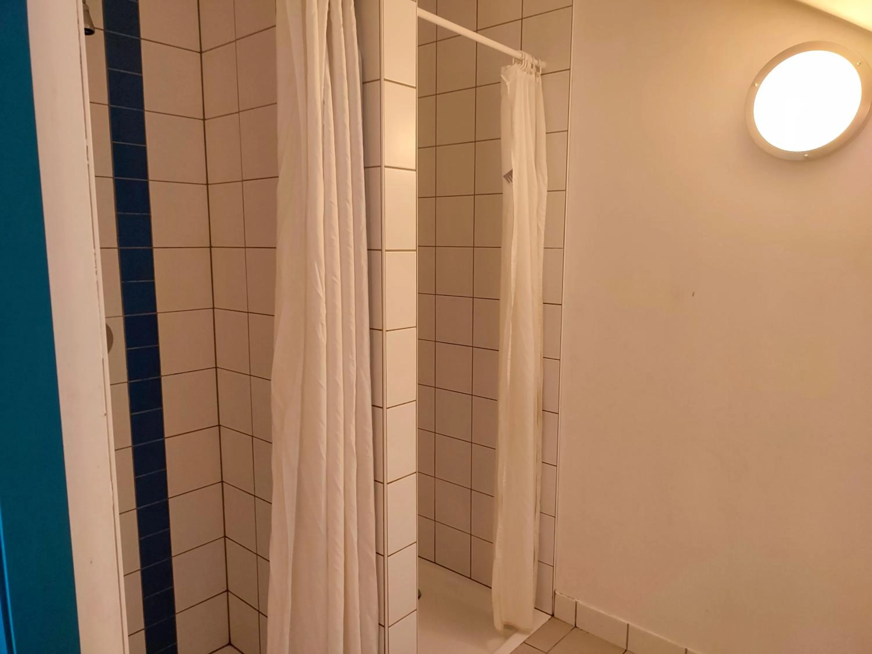 Shower in Le Fagotin - Youth hostel