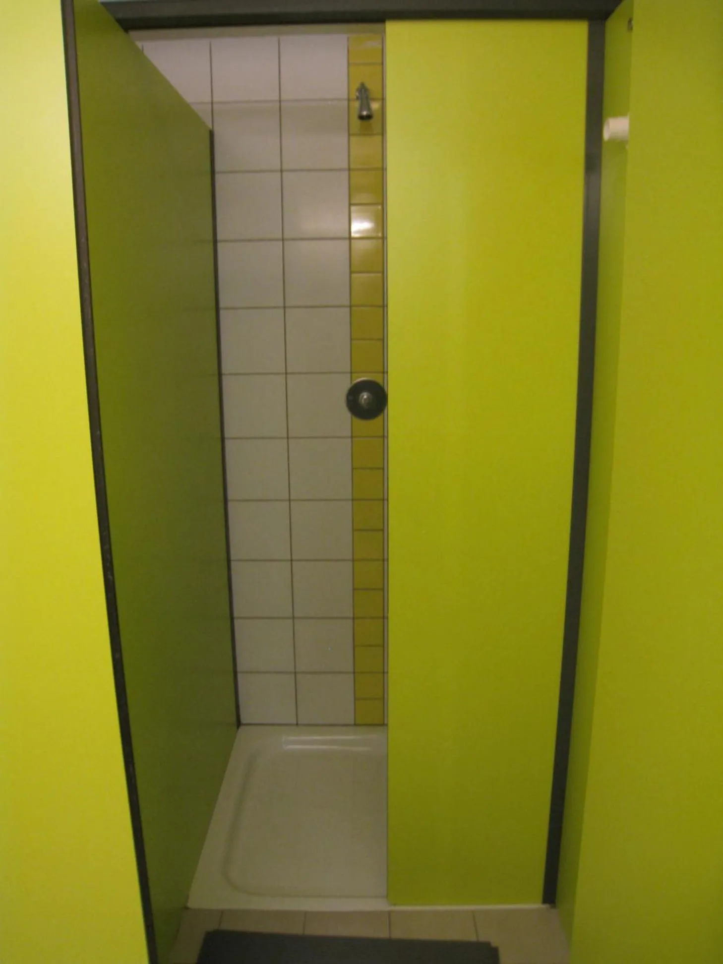 Shower in Le Fagotin - Youth hostel