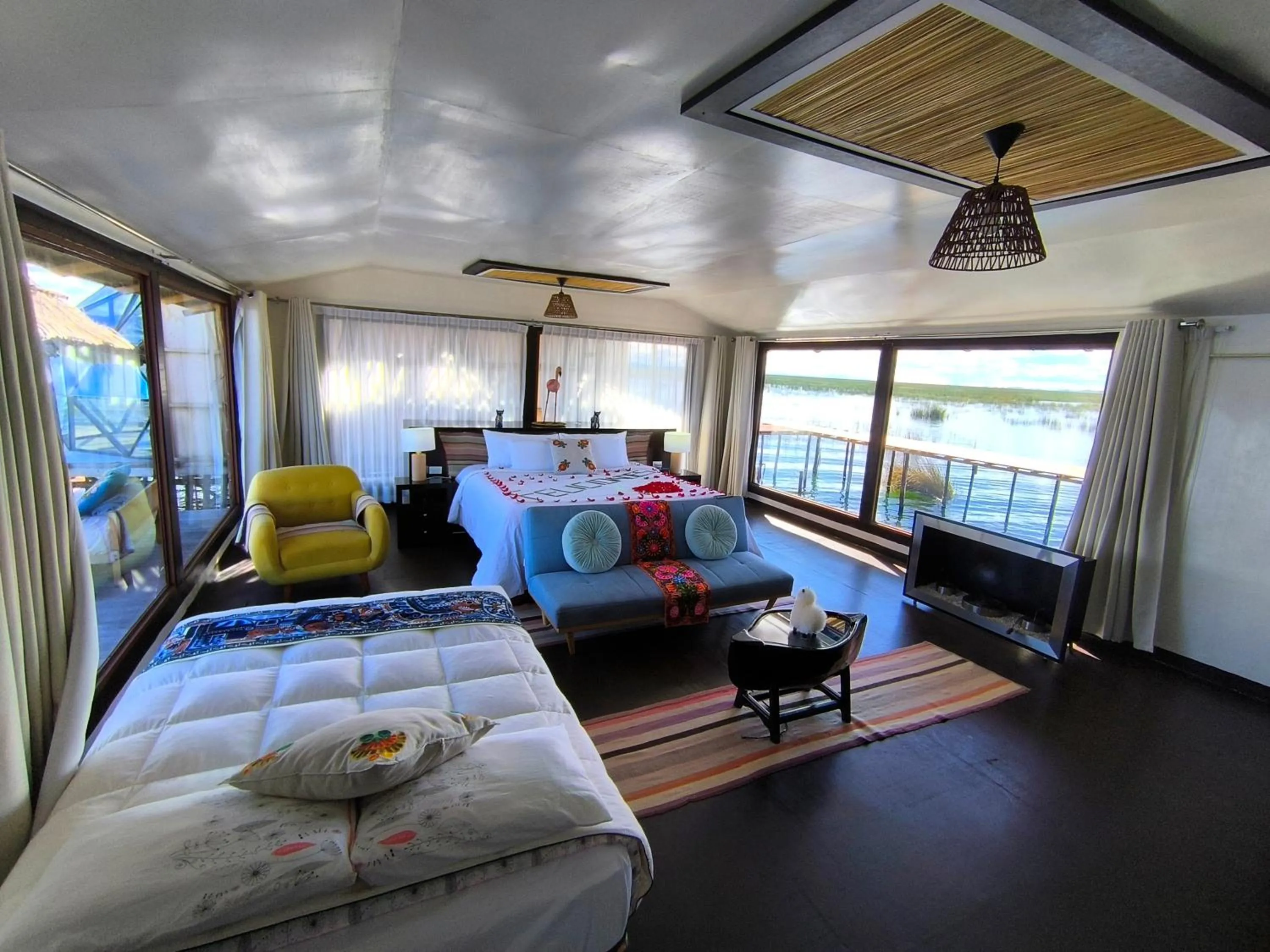 Suite with Lake View - single occupancy in Uros Killa Lodge