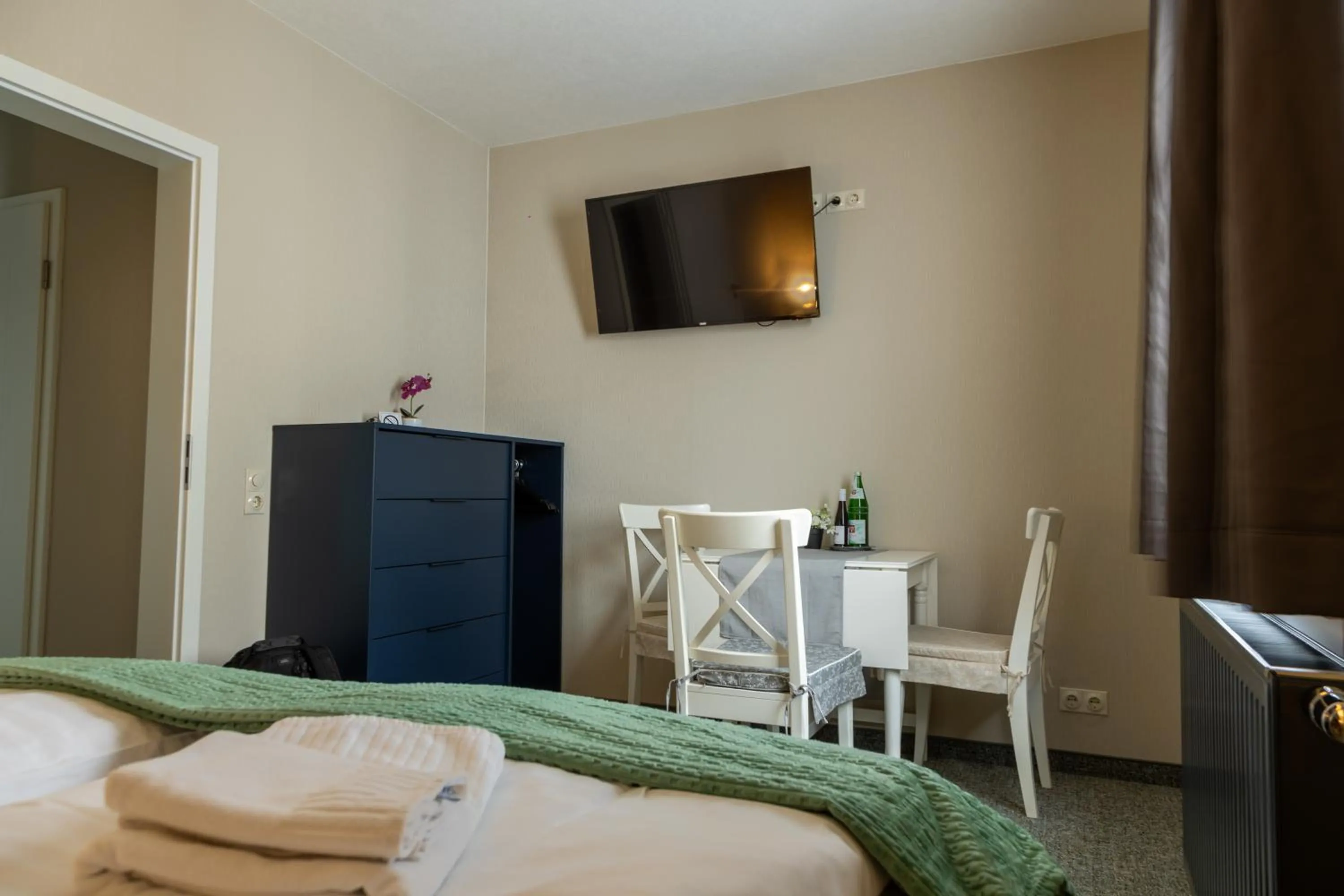 Photo of the whole room, Bed in Spielzeughotel Sonneberg