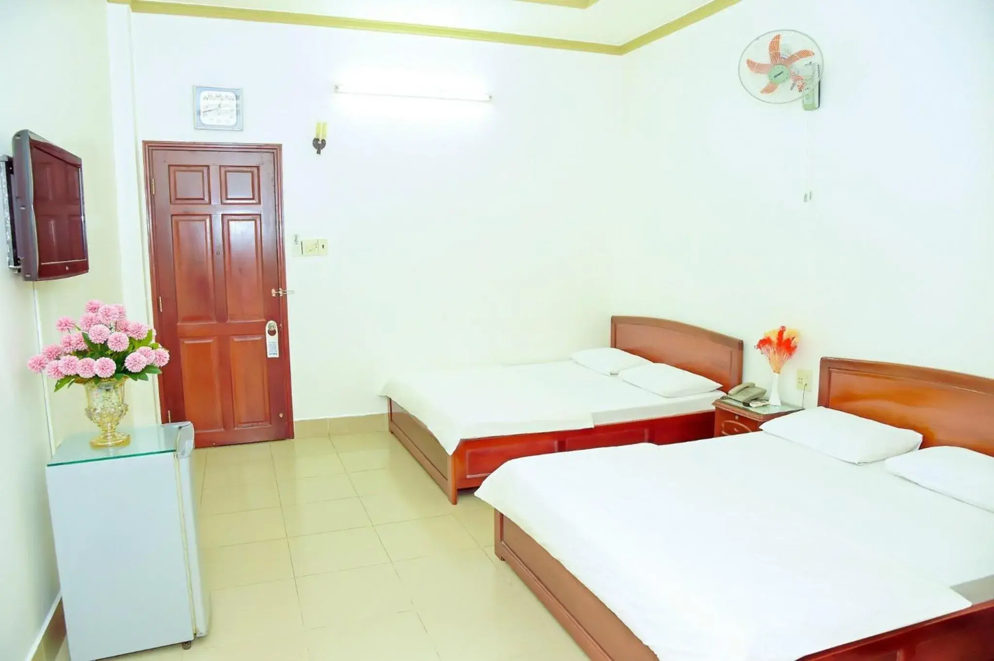 Standard Queen Room with Two Queen Beds in Thanh Tùng Hotel Standard Queen Room with Two Queen Beds in Thanh Tùng Hotel