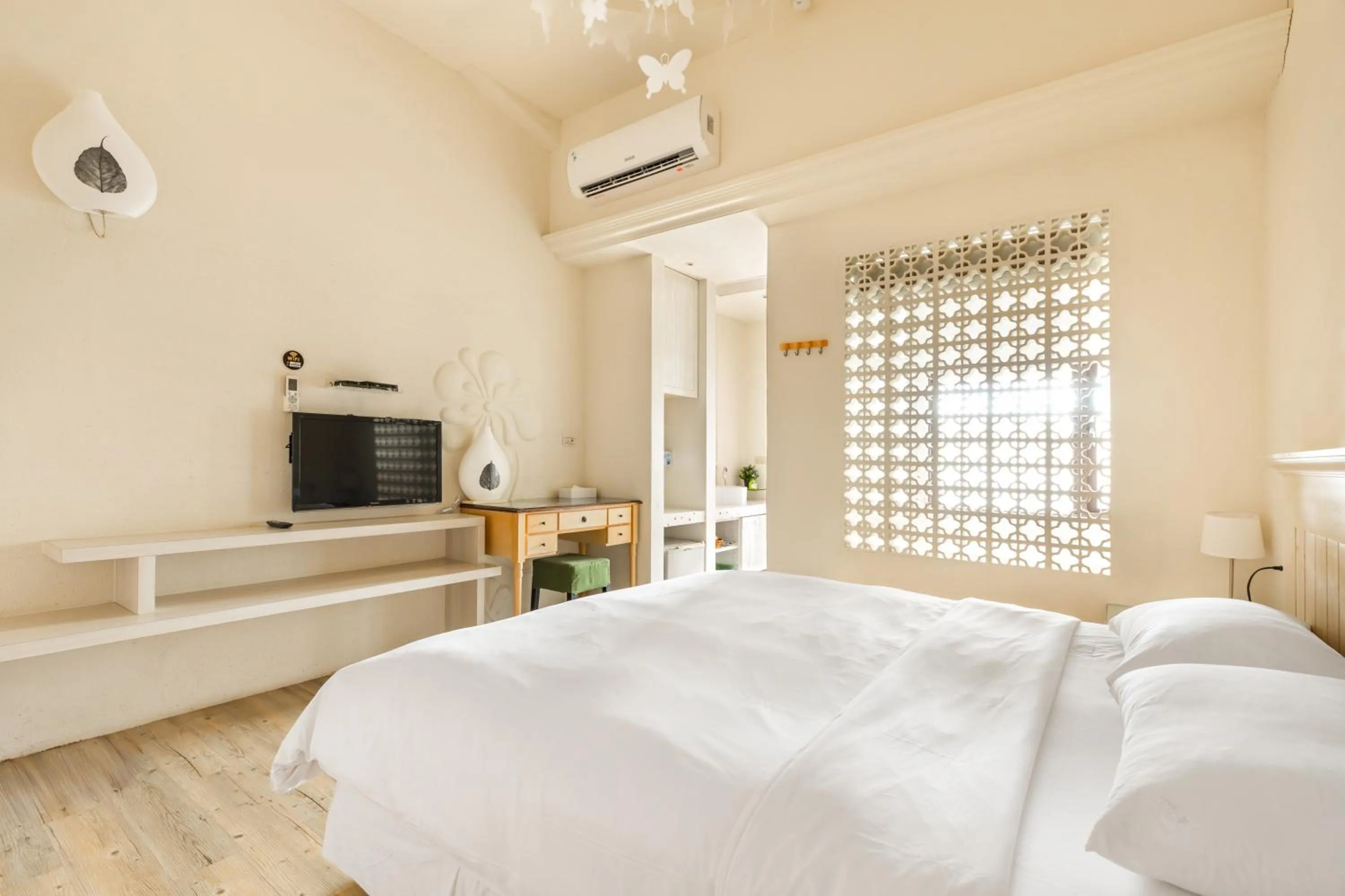 Photo of the whole room, Bed in Fairyland & Farm Guest House