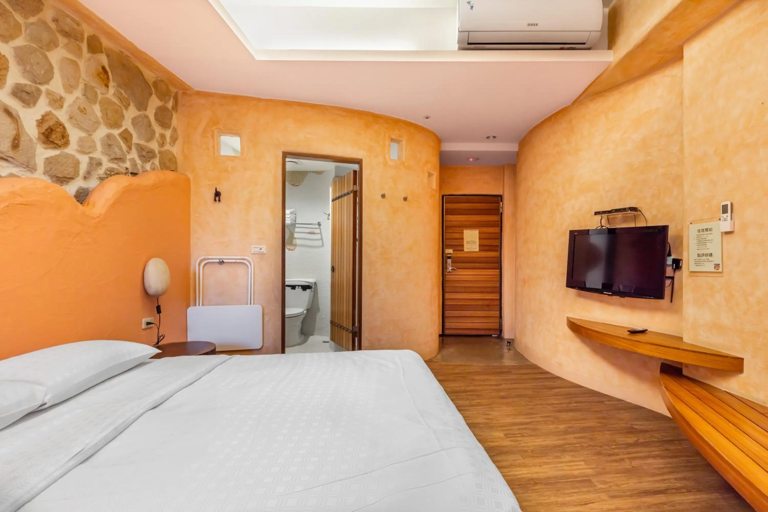 Photo of the whole room, Bed in Fairyland & Farm Guest House