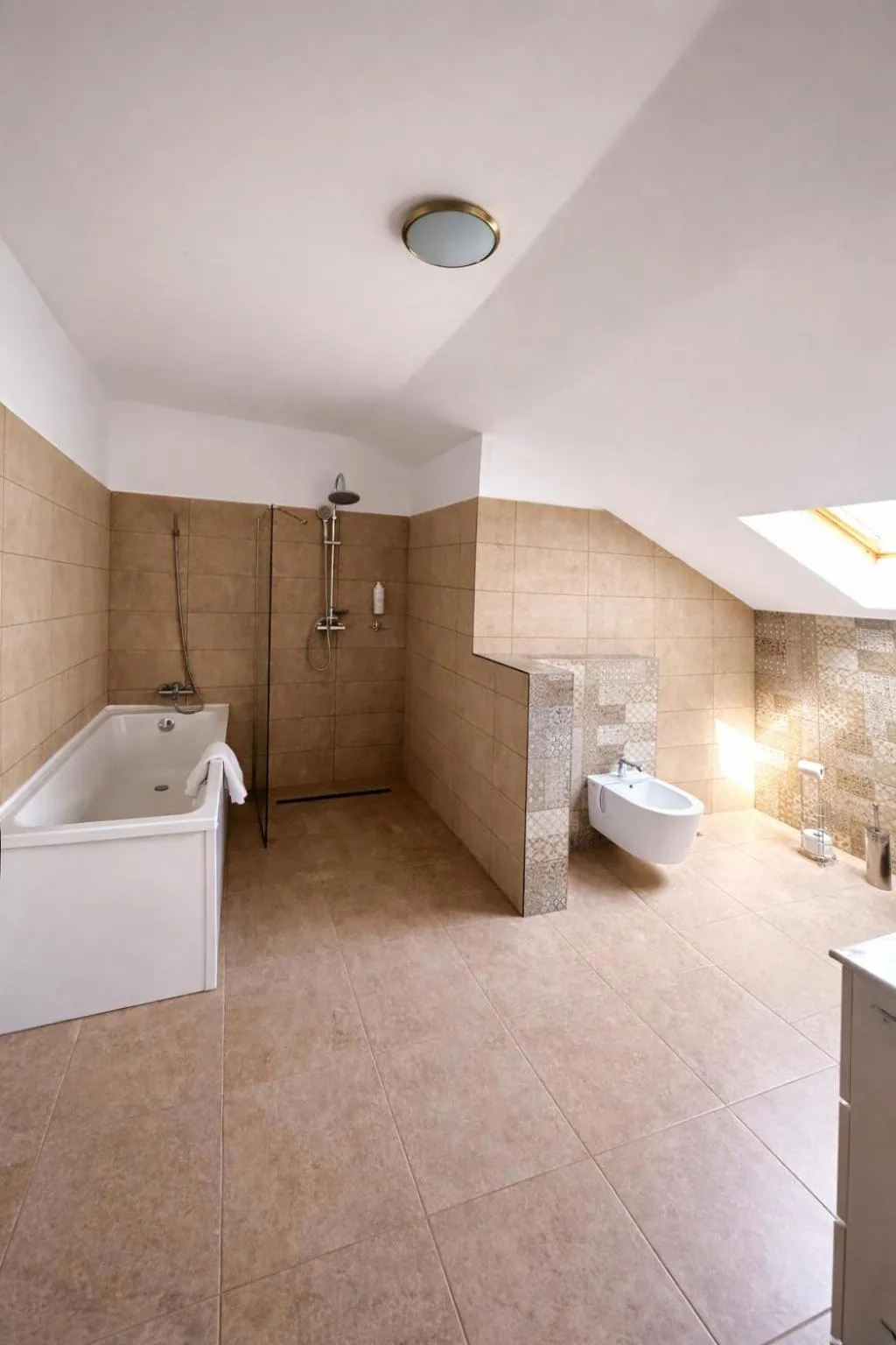 Bathroom, Bed in Classic Inn Hotel