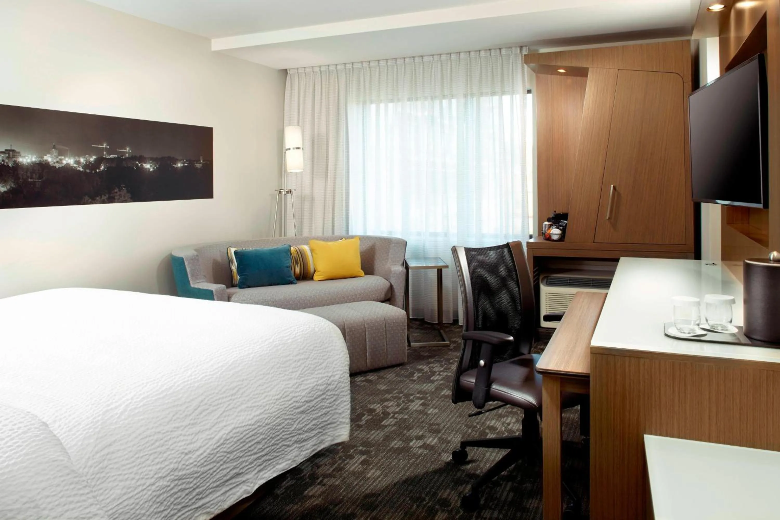 Photo of the whole room, Bed in Courtyard by Marriott Akron Downtown